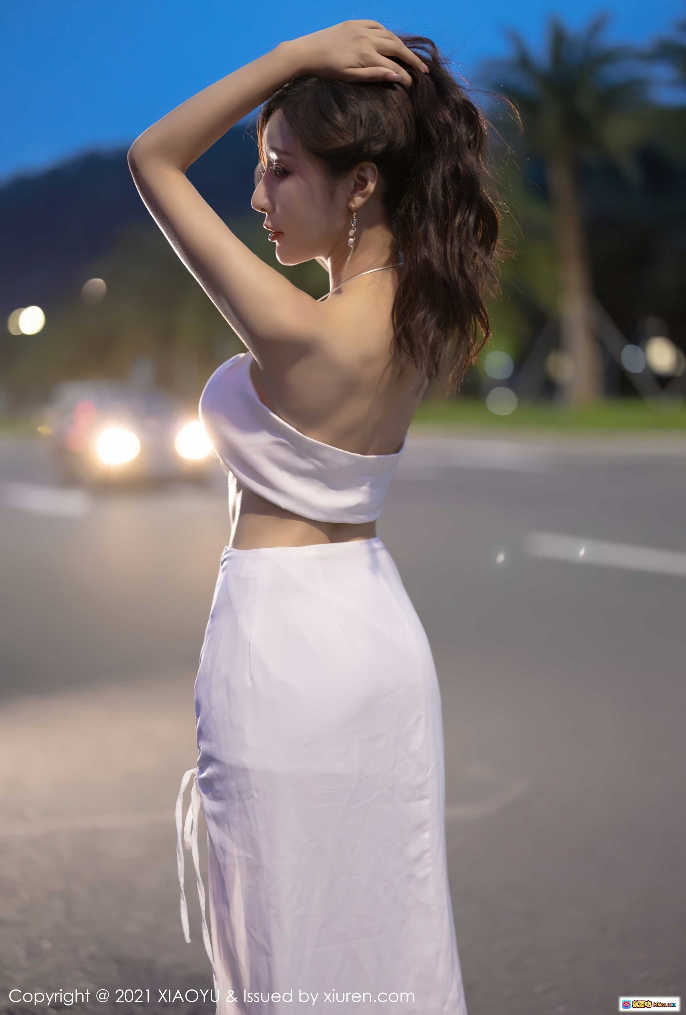 图片[10] - 王馨瑶yanni白色露脐上衣高开叉长裙性感写真_2021XIAOYU Vol.600户外铁艺栅栏绿植背景美腿高跟鞋优雅姿态 - 就要吻