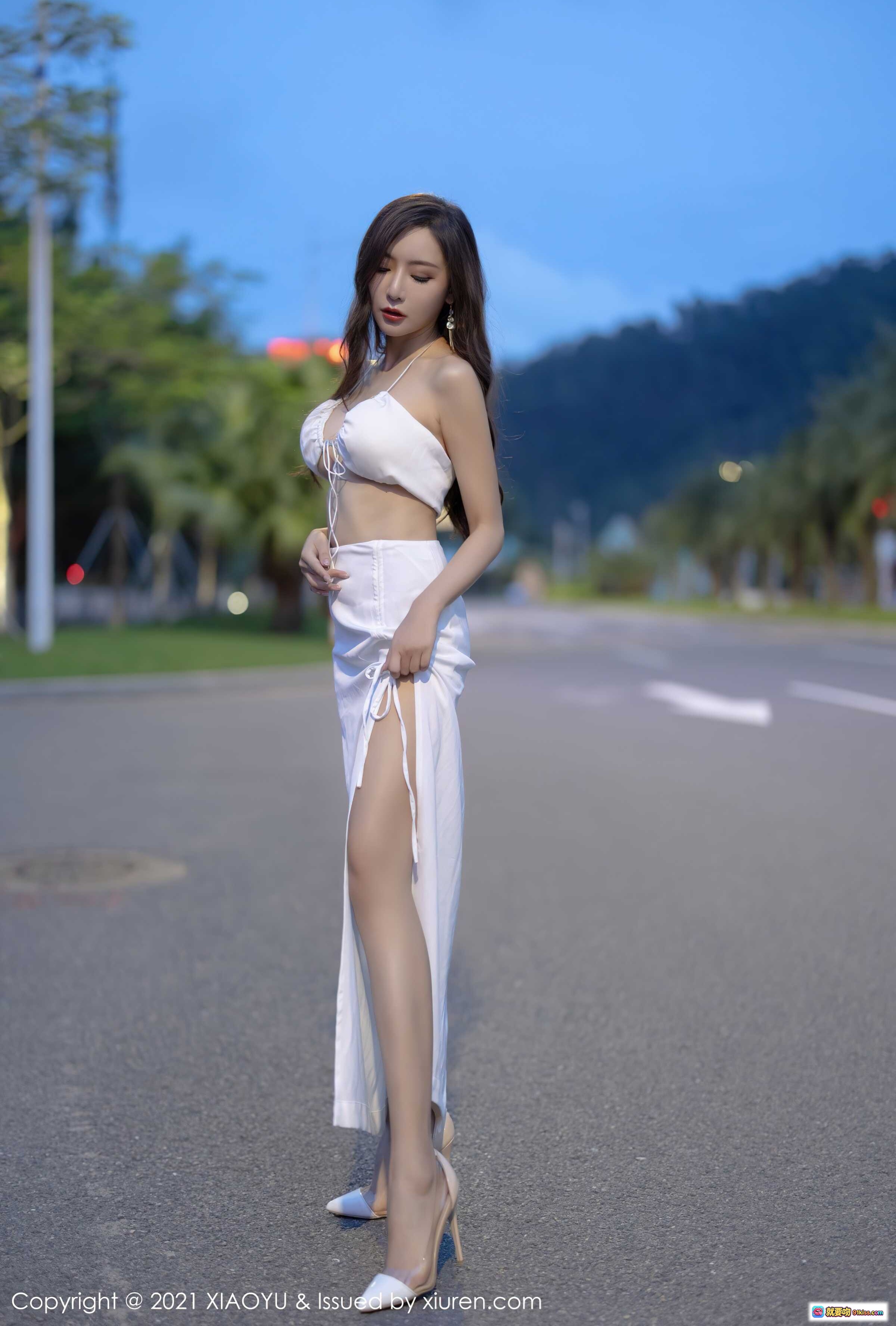 图片[6] - 王馨瑶yanni白色露脐上衣高开叉长裙性感写真_2021XIAOYU Vol.600户外铁艺栅栏绿植背景美腿高跟鞋优雅姿态 - 就要吻