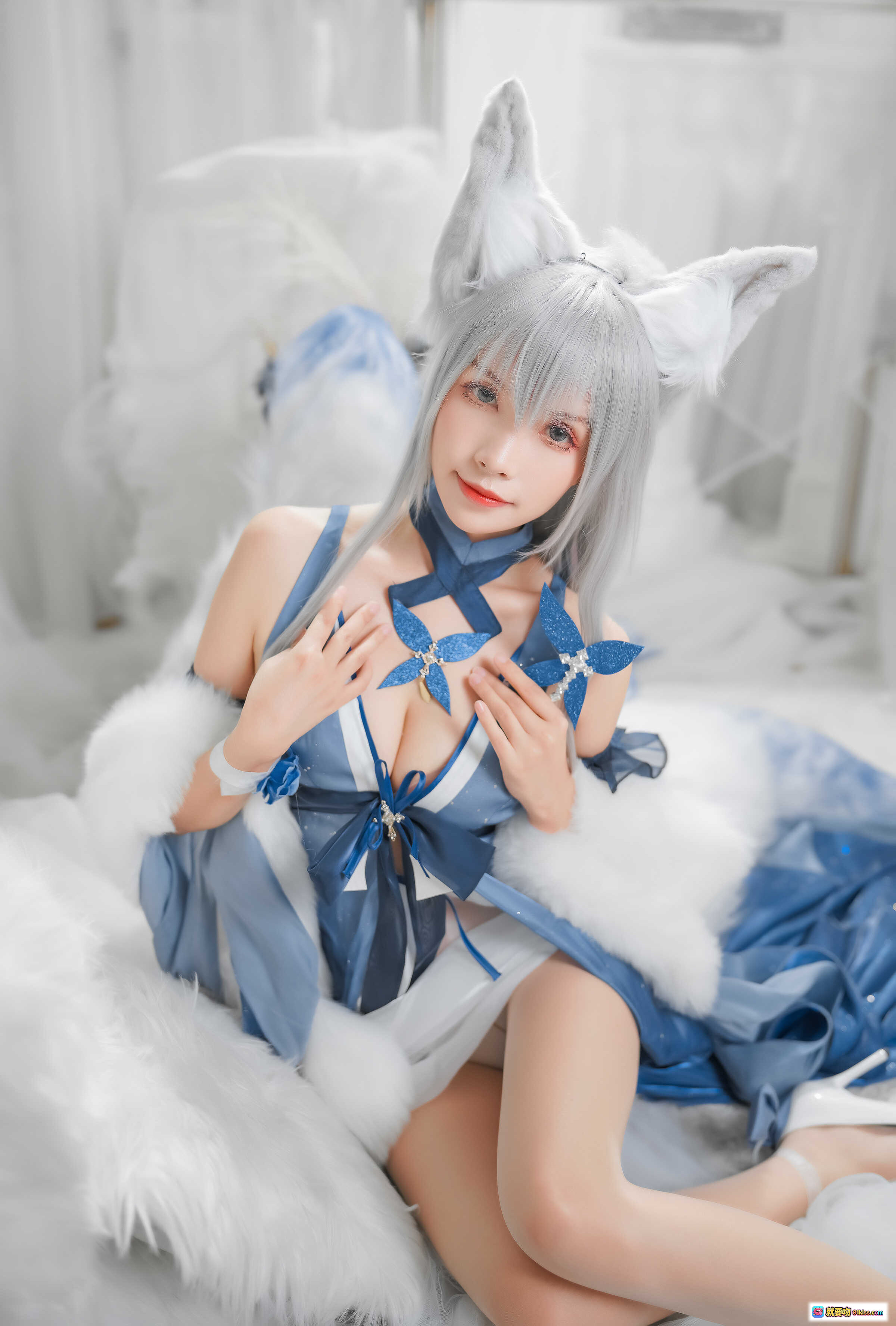 图片[3] - Neko薇薇NO.004信浓礼服cosplay写真｜蓝白毛绒少女躺卧 fluffy场景｜精致猫耳银发造型｜日系二次元美少女摄影集 - 就要吻
