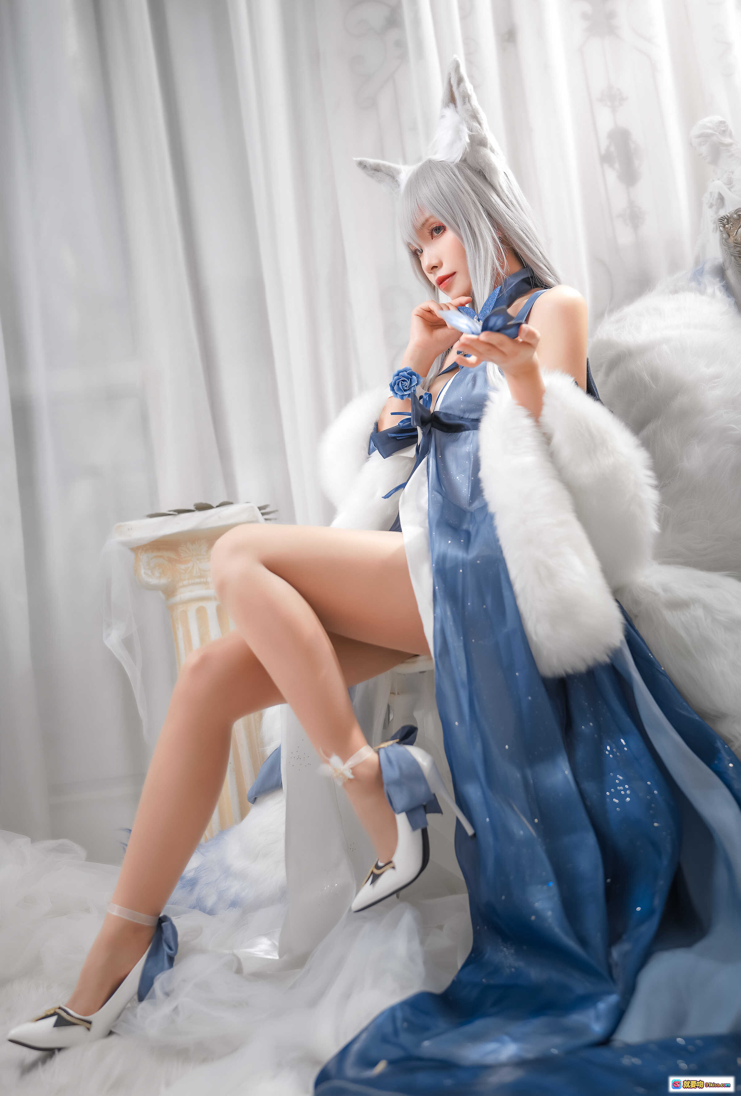 图片[9] - Neko薇薇NO.004信浓礼服cosplay写真｜蓝白毛绒少女躺卧 fluffy场景｜精致猫耳银发造型｜日系二次元美少女摄影集 - 就要吻