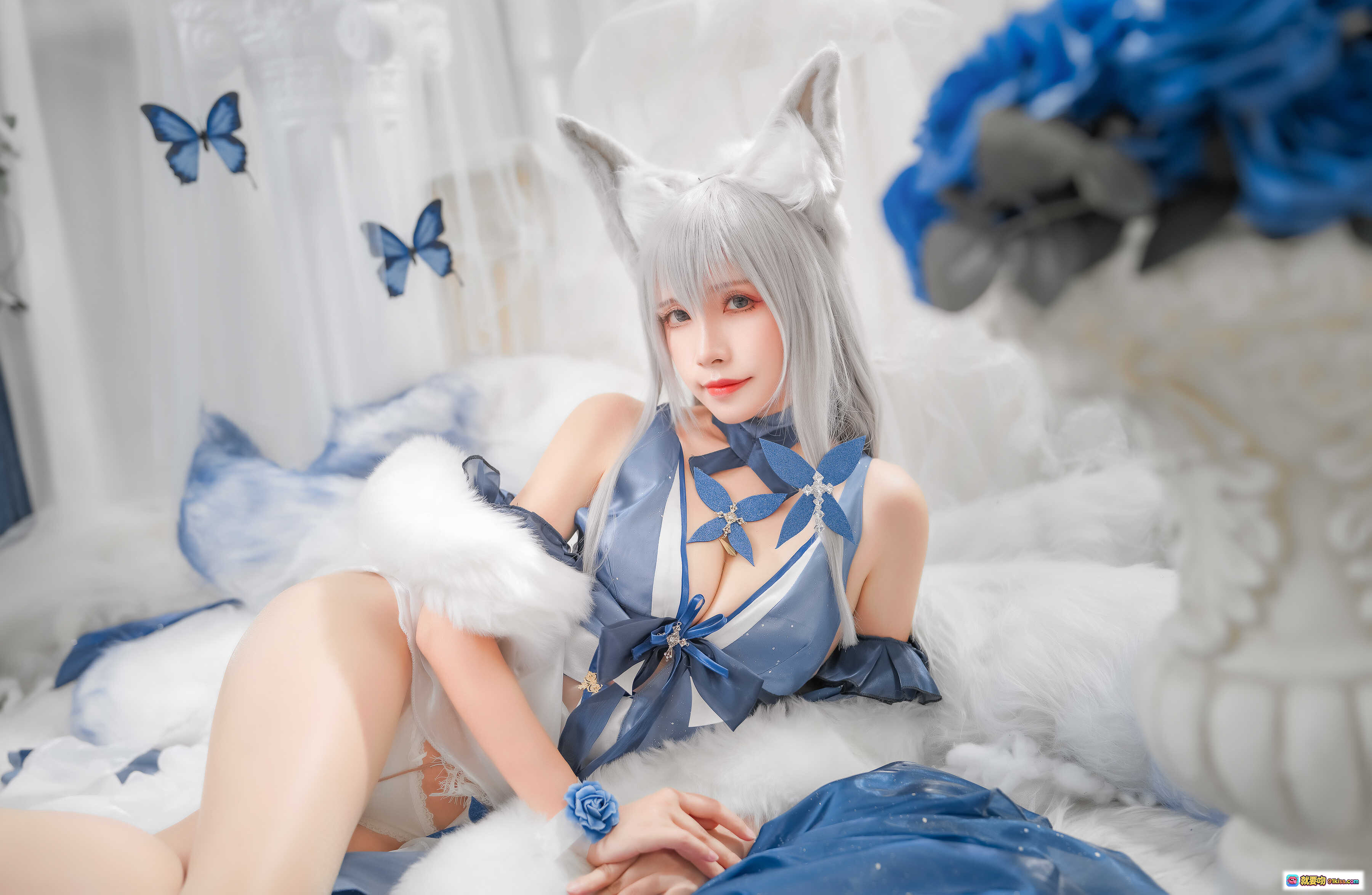 图片[10] - Neko薇薇NO.004信浓礼服cosplay写真｜蓝白毛绒少女躺卧 fluffy场景｜精致猫耳银发造型｜日系二次元美少女摄影集 - 就要吻