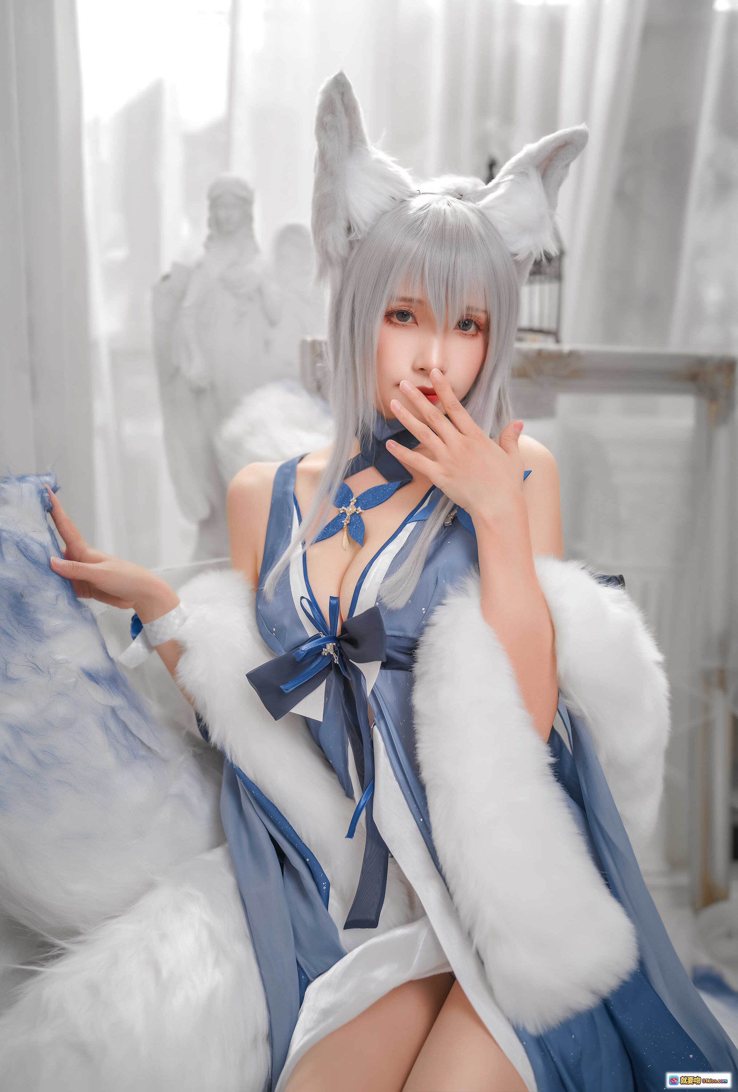 图片[8] - Neko薇薇NO.004信浓礼服cosplay写真｜蓝白毛绒少女躺卧 fluffy场景｜精致猫耳银发造型｜日系二次元美少女摄影集 - 就要吻
