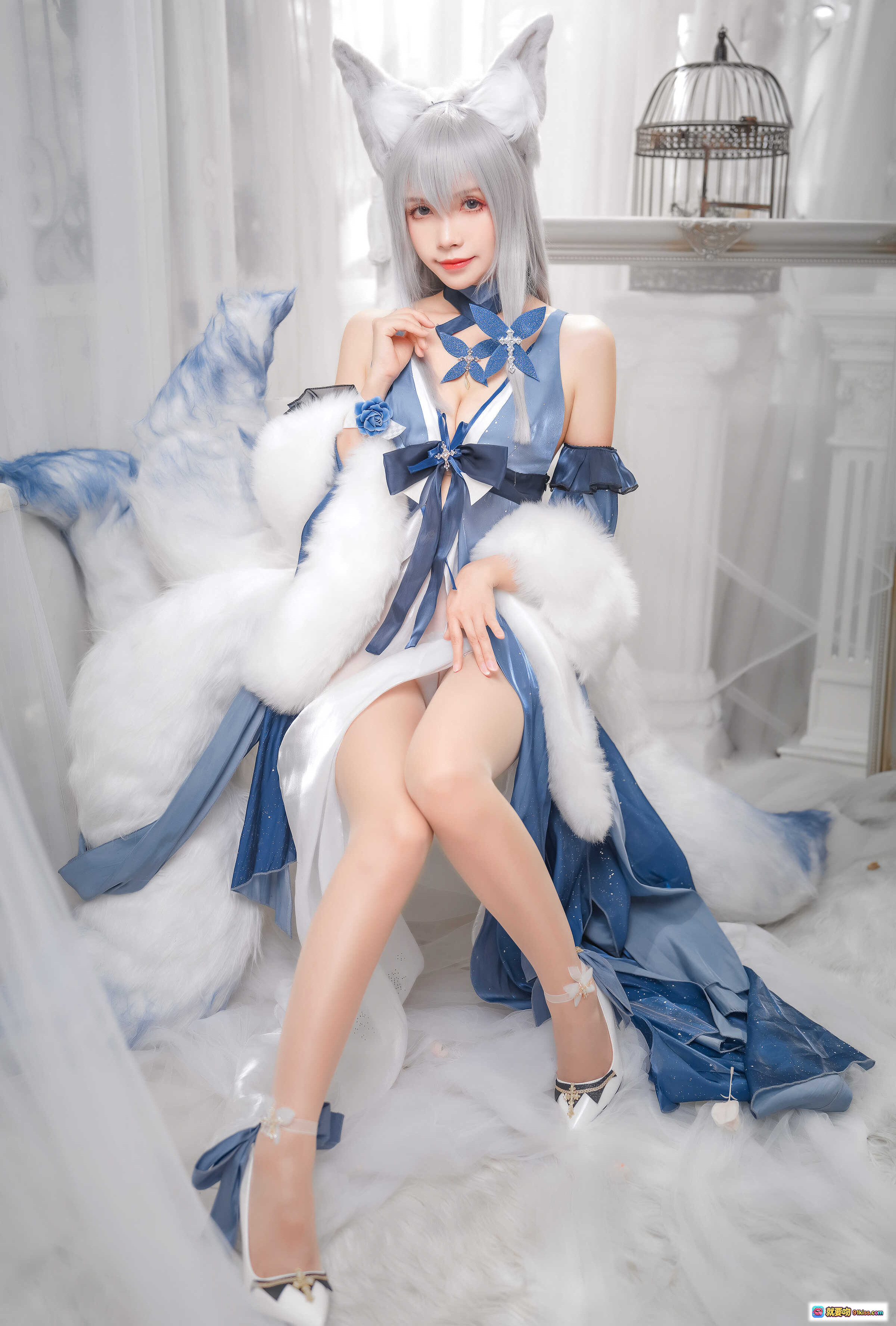 图片[4] - Neko薇薇NO.004信浓礼服cosplay写真｜蓝白毛绒少女躺卧 fluffy场景｜精致猫耳银发造型｜日系二次元美少女摄影集 - 就要吻