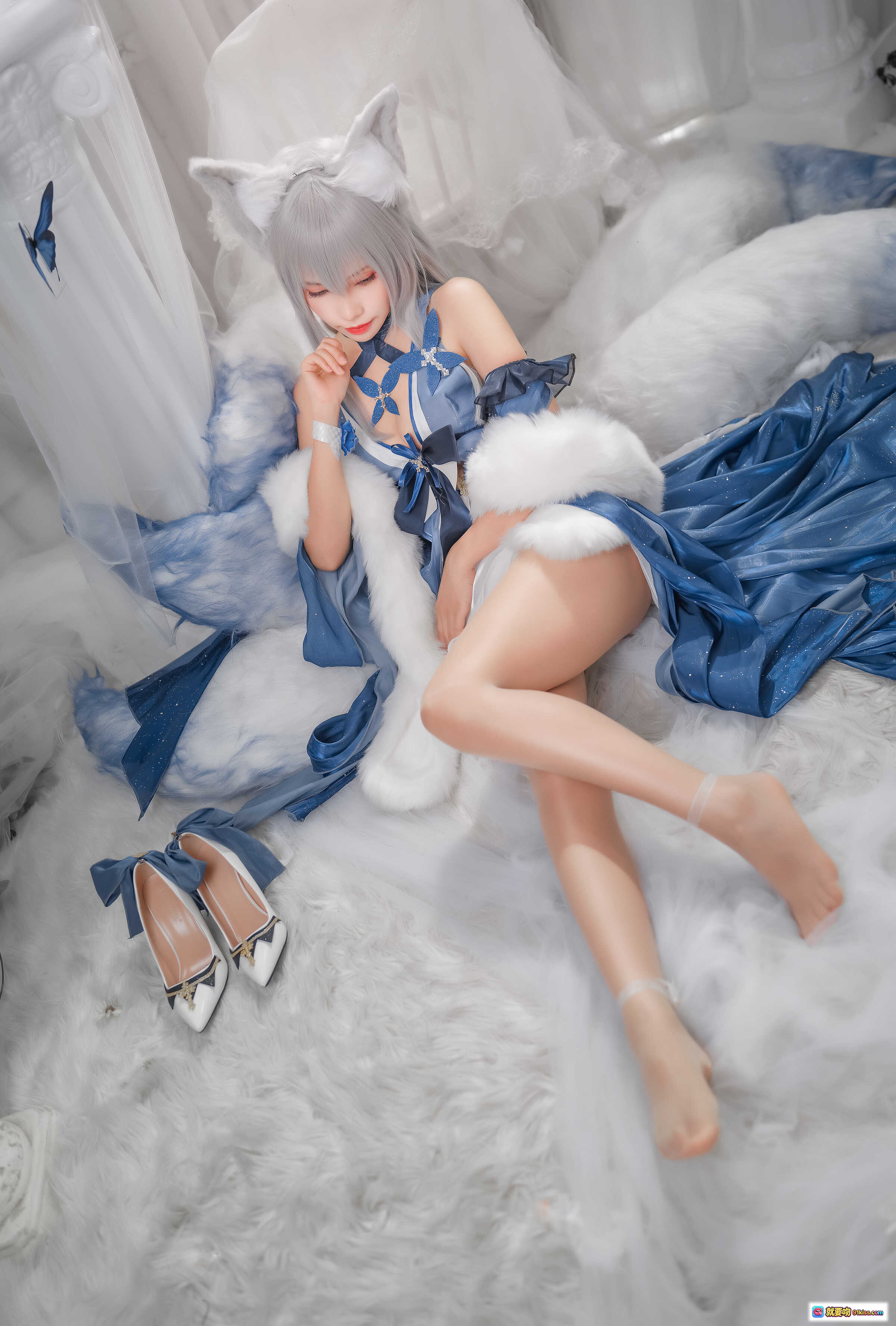 Neko薇薇NO.004信浓礼服cosplay写真｜蓝白毛绒少女躺卧 fluffy场景｜精致猫耳银发造型｜日系二次元美少女摄影集 - 就要吻