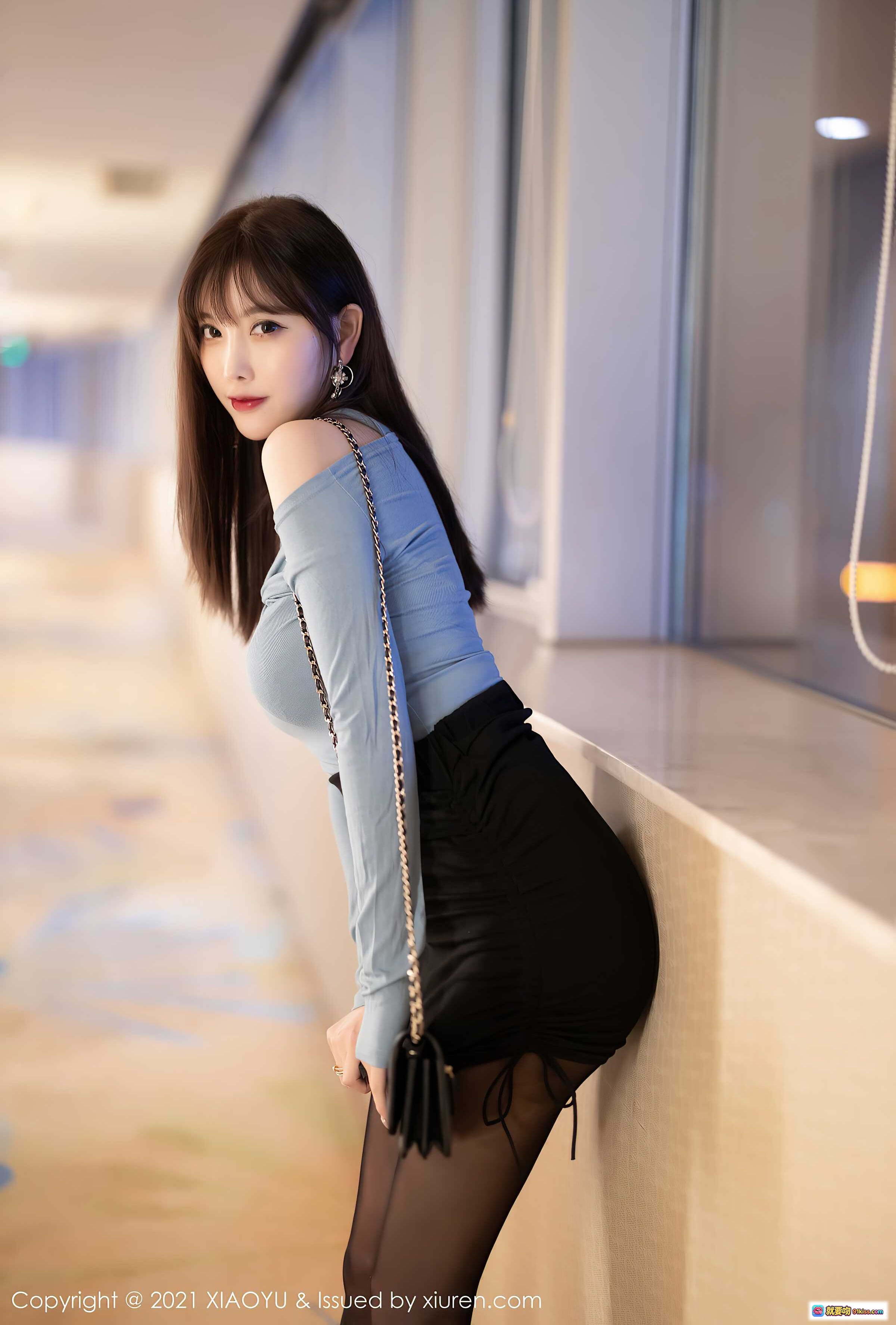 图片[6] - 杨晨晨Yome黑丝美腿写真 | XIAOYU VOL.597 2021.08.20 蓝色露肩上衣+黑色包臀裙时尚造型 - 就要吻