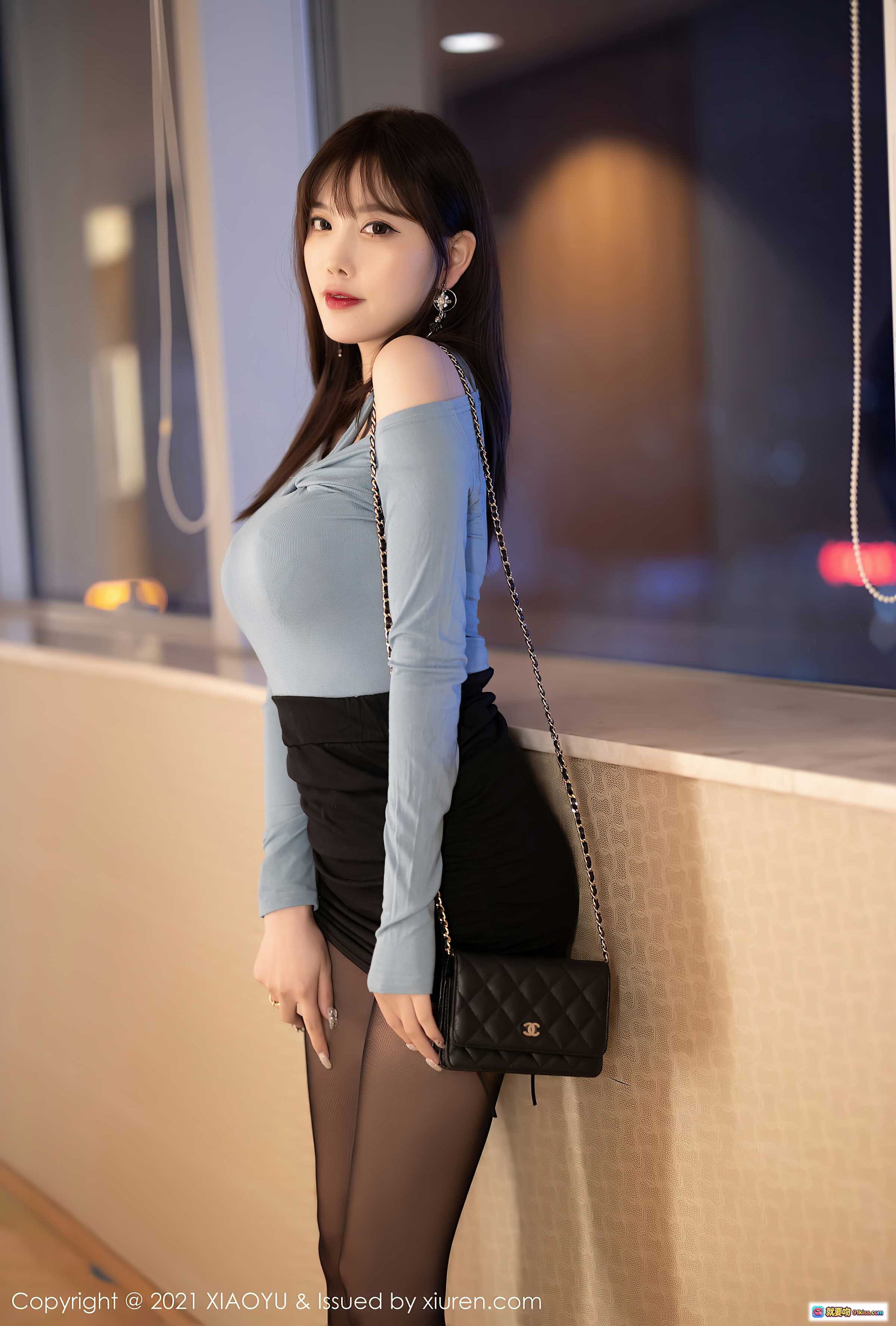 图片[5] - 杨晨晨Yome黑丝美腿写真 | XIAOYU VOL.597 2021.08.20 蓝色露肩上衣+黑色包臀裙时尚造型 - 就要吻