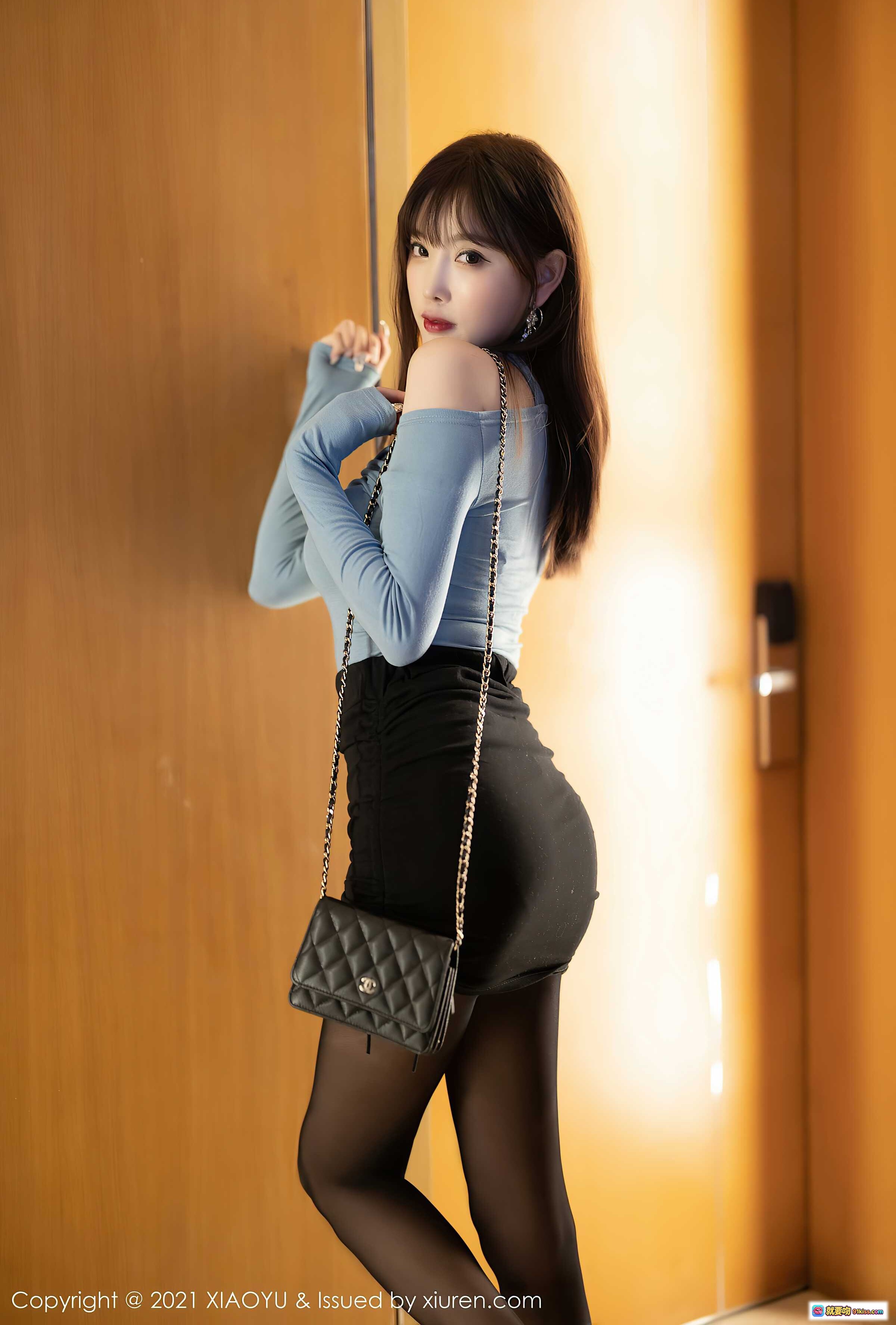 图片[9] - 杨晨晨Yome黑丝美腿写真 | XIAOYU VOL.597 2021.08.20 蓝色露肩上衣+黑色包臀裙时尚造型 - 就要吻