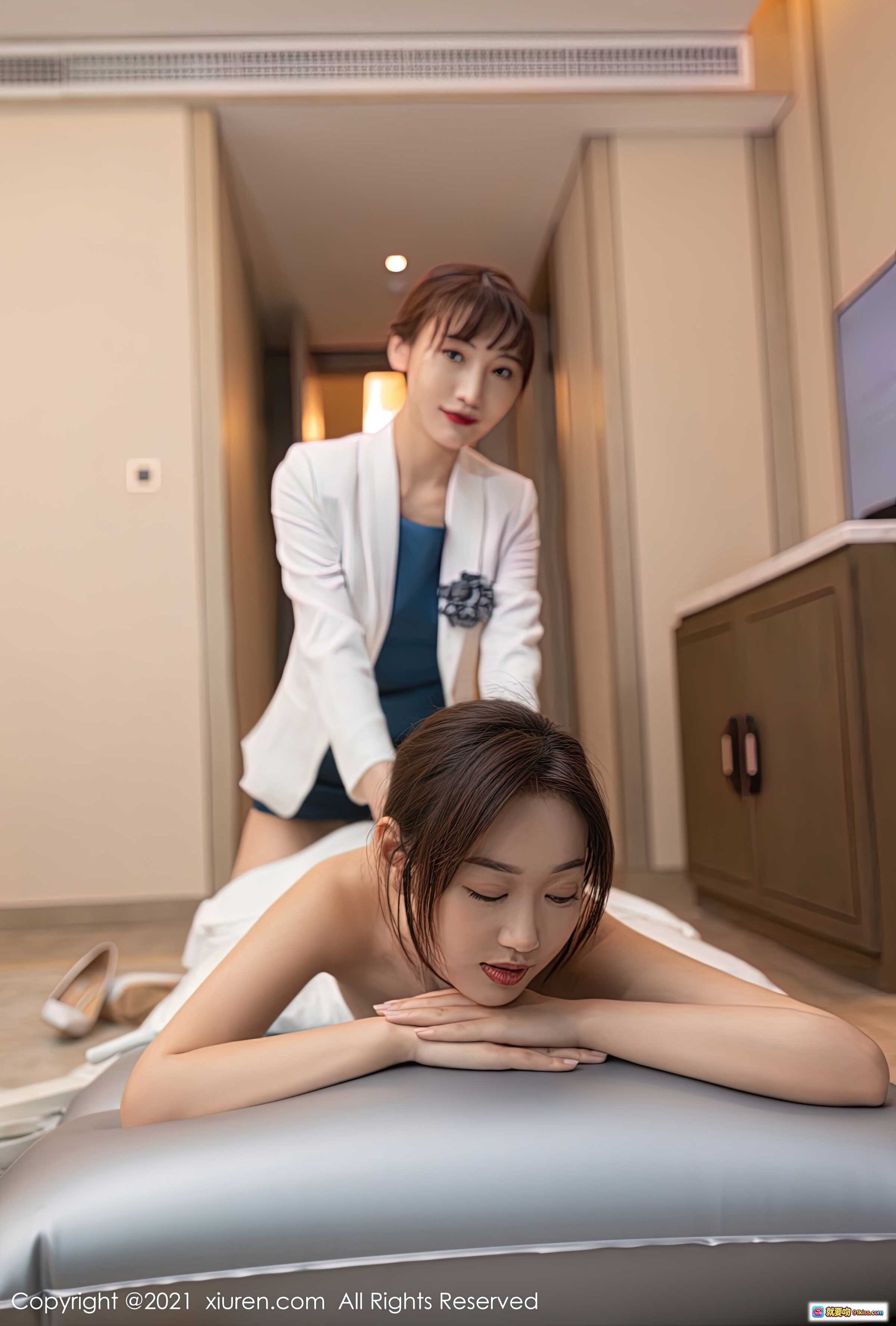 图片[7] - XiuRen秀人网2021.06.09 No.3527 模特合集 美女服务生托盘优雅走姿 高清室内写真 职业装蓝裙白外套 丝袜高跟足部特写 专业摄影棚场景 - 就要吻