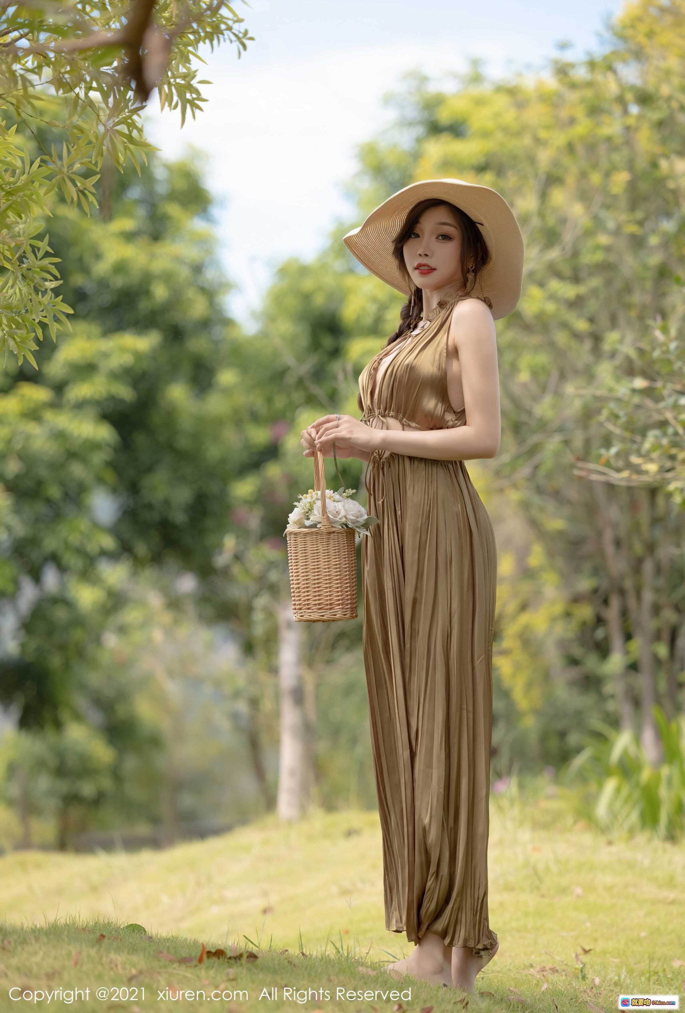 图片[6] - 芝芝Booty户外写真：金色长裙+宽檐帽+编织花篮，自然草坪森系唯美风 - 就要吻