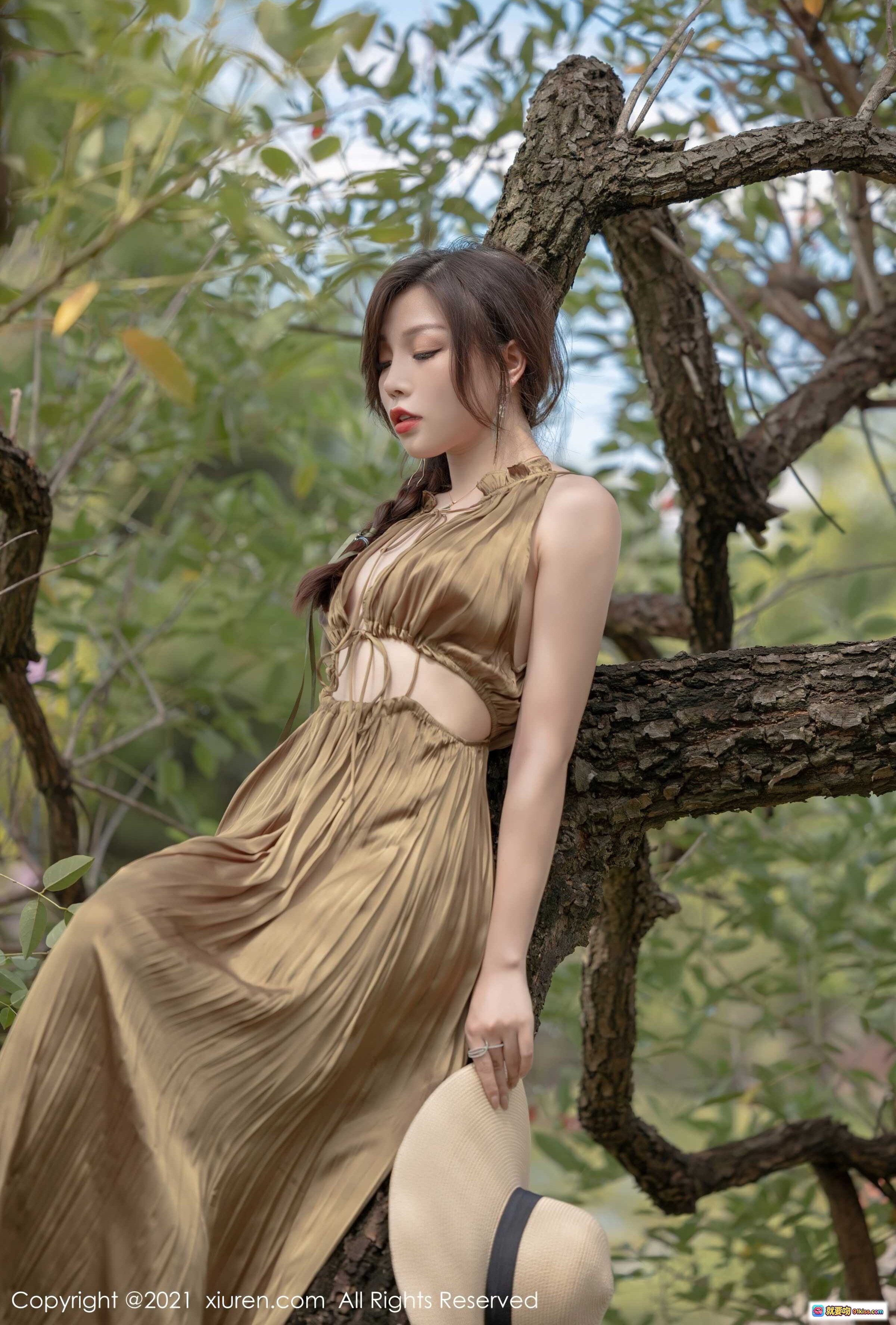 图片[10] - 芝芝Booty户外写真：金色长裙+宽檐帽+编织花篮，自然草坪森系唯美风 - 就要吻