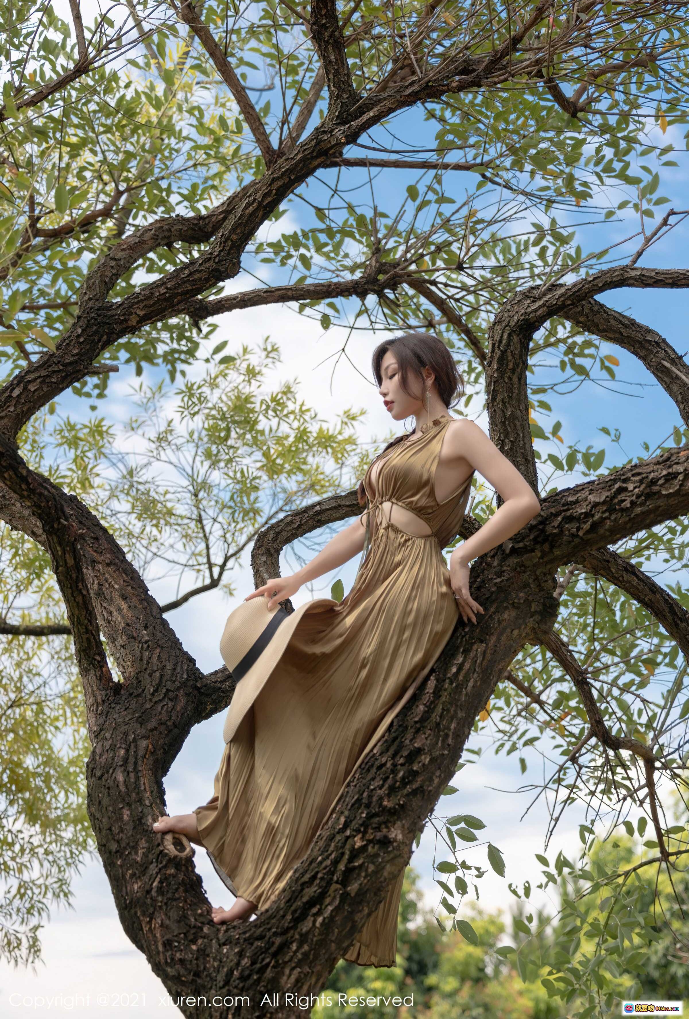 图片[9] - 芝芝Booty户外写真：金色长裙+宽檐帽+编织花篮，自然草坪森系唯美风 - 就要吻