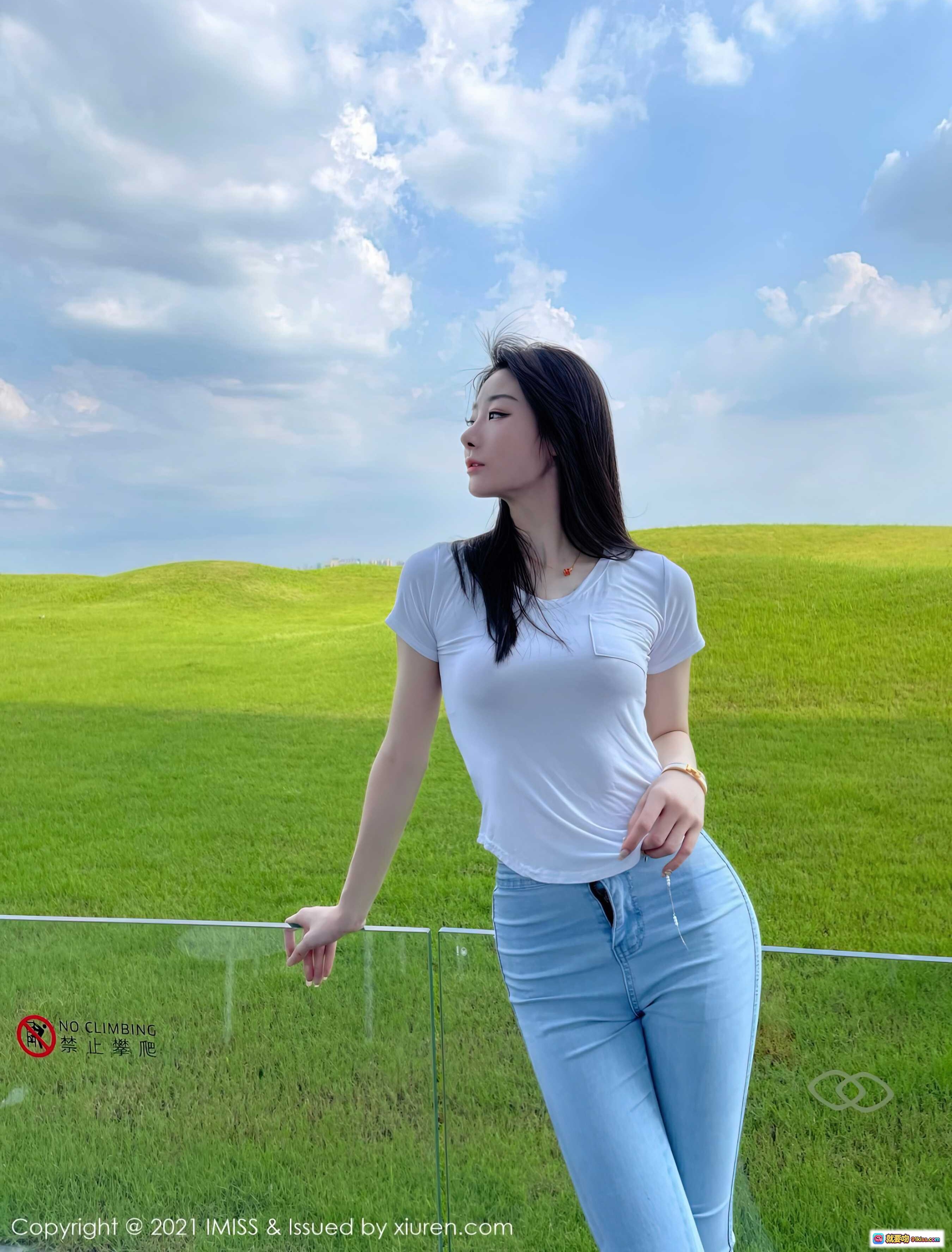 图片[2] - 逗逗doudou户外写真 | 白T牛仔裤清新自然风 | 绿野蓝天少女感穿搭 | IMiss2021 Vol.624高清美图 - 就要吻
