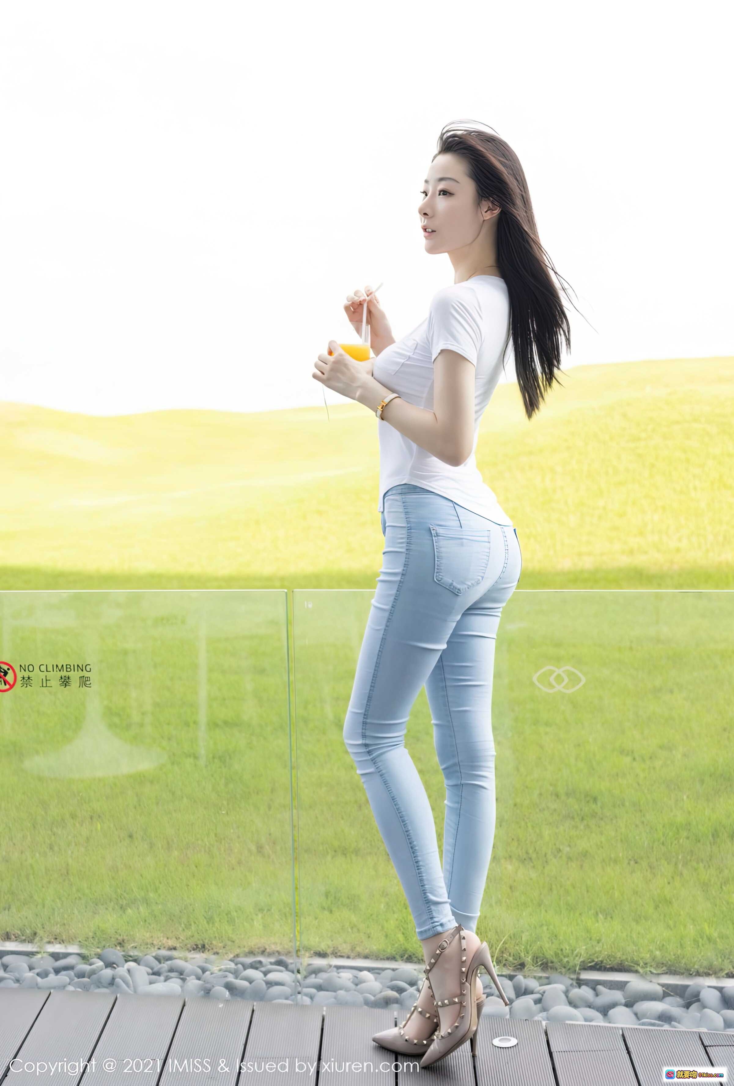 图片[5] - 逗逗doudou户外写真 | 白T牛仔裤清新自然风 | 绿野蓝天少女感穿搭 | IMiss2021 Vol.624高清美图 - 就要吻