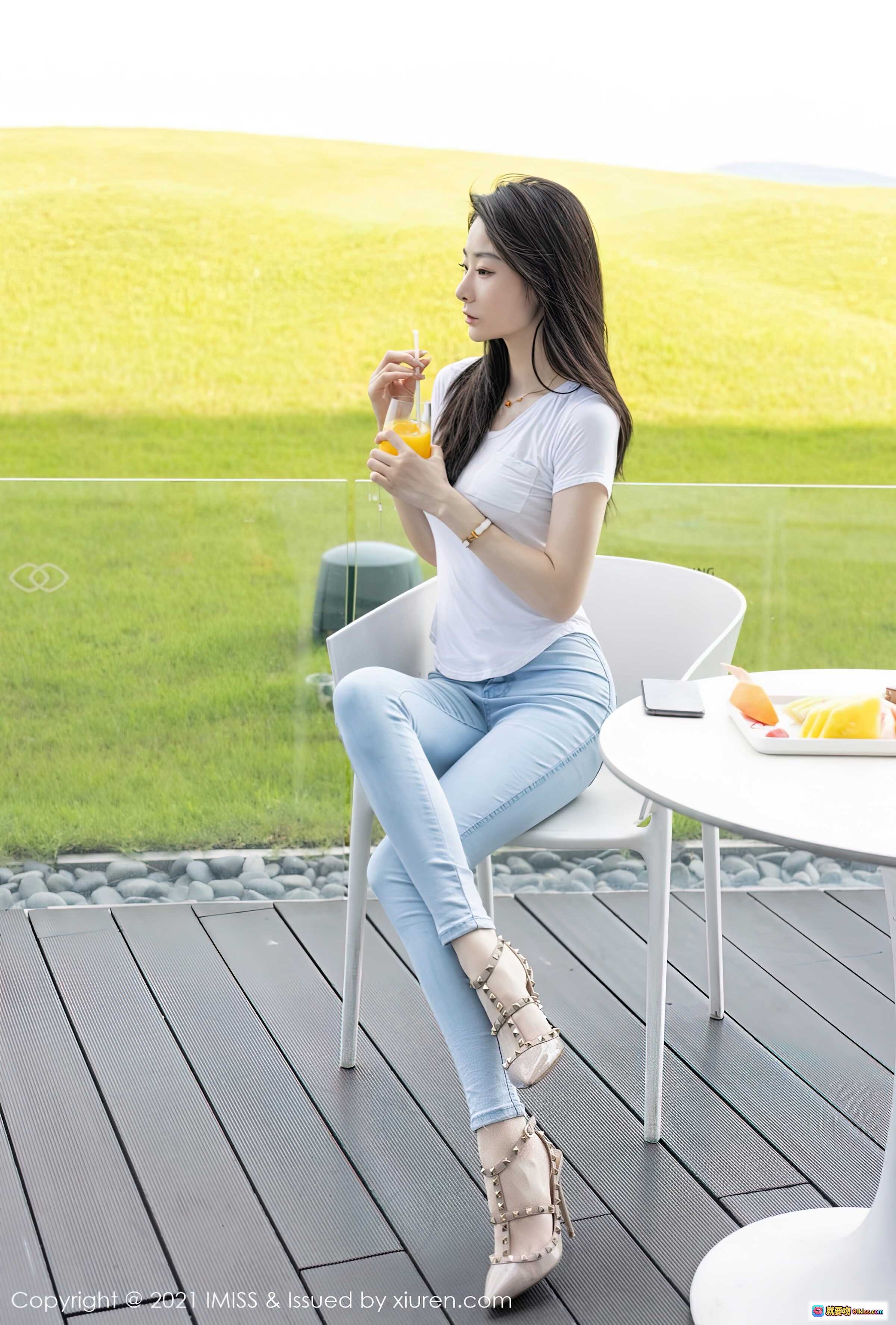图片[6] - 逗逗doudou户外写真 | 白T牛仔裤清新自然风 | 绿野蓝天少女感穿搭 | IMiss2021 Vol.624高清美图 - 就要吻