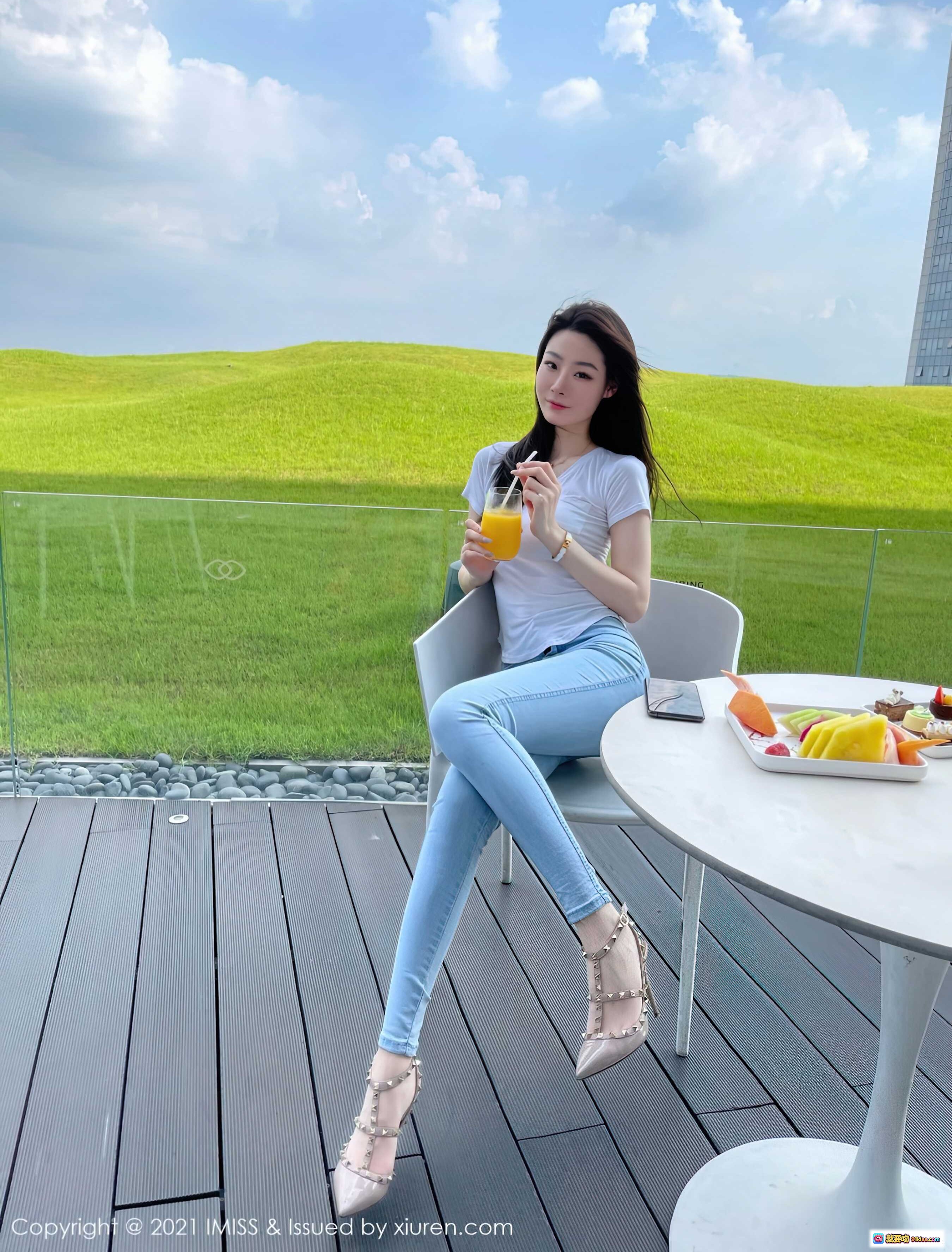 图片[9] - 逗逗doudou户外写真 | 白T牛仔裤清新自然风 | 绿野蓝天少女感穿搭 | IMiss2021 Vol.624高清美图 - 就要吻