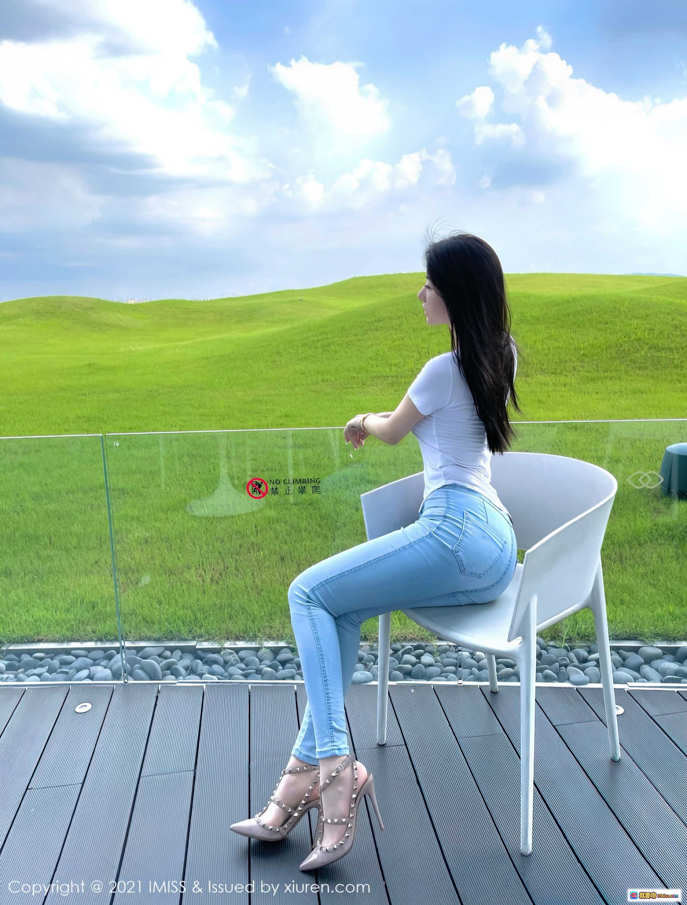 图片[8] - 逗逗doudou户外写真 | 白T牛仔裤清新自然风 | 绿野蓝天少女感穿搭 | IMiss2021 Vol.624高清美图 - 就要吻