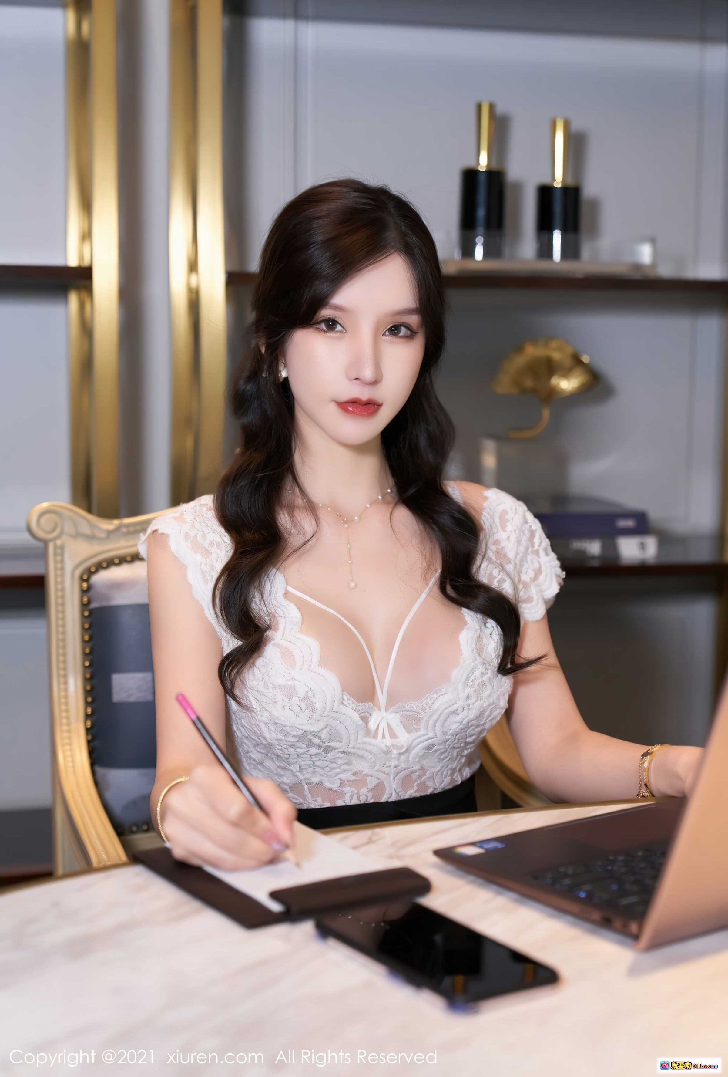 图片[10] - 周于希Sandy优雅办公写真｜白色蕾丝上衣｜精致妆容｜卷发造型｜高端室内场景｜XiuRen秀人网2021.09.24 No.3992 - 就要吻