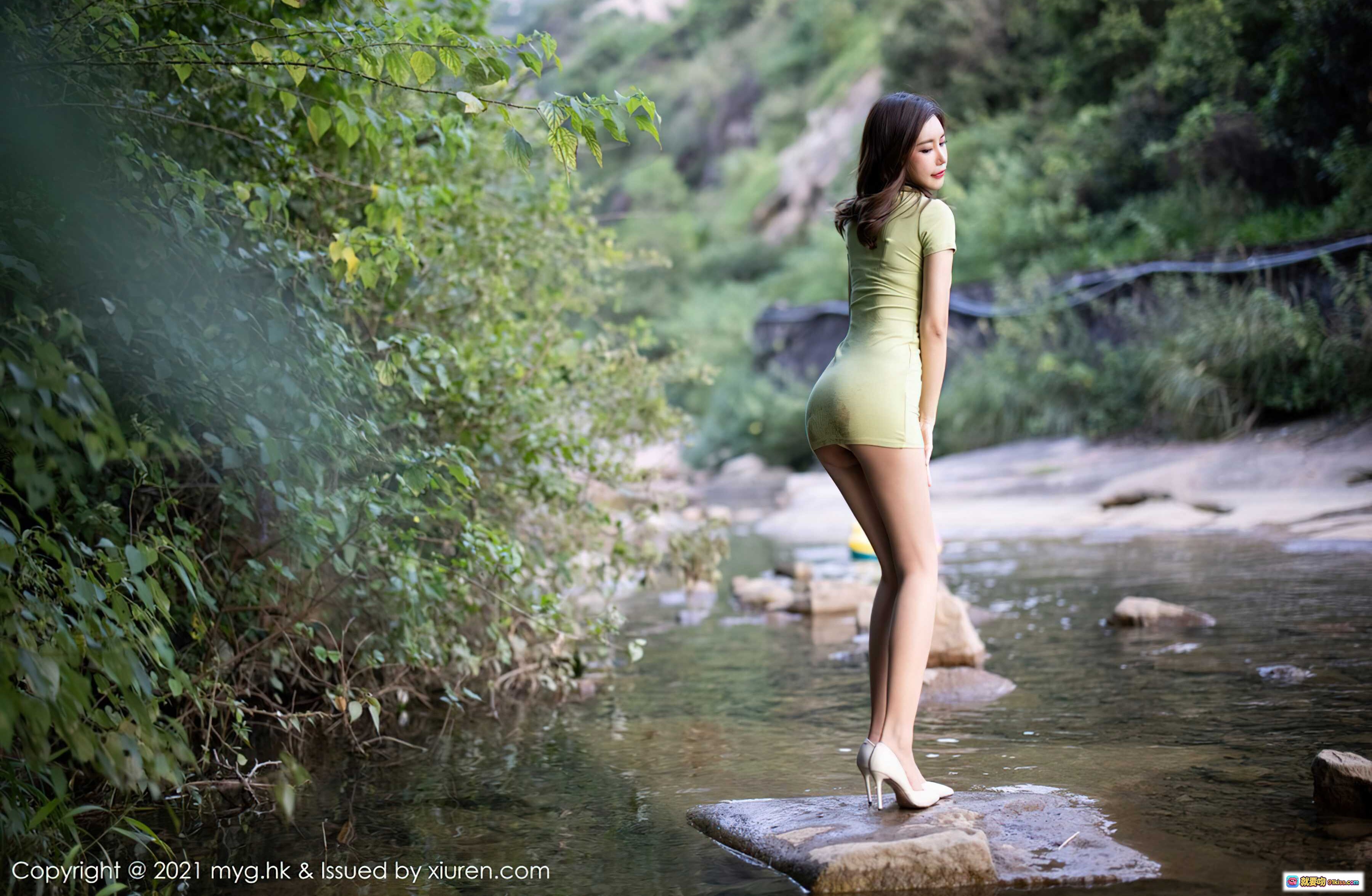 图片[10] - 绮里嘉ula溪边写真 | 绿色连衣裙+白高跟+岩石溪流自然风 | MyGirl美媛馆2021 Vol.597 - 就要吻
