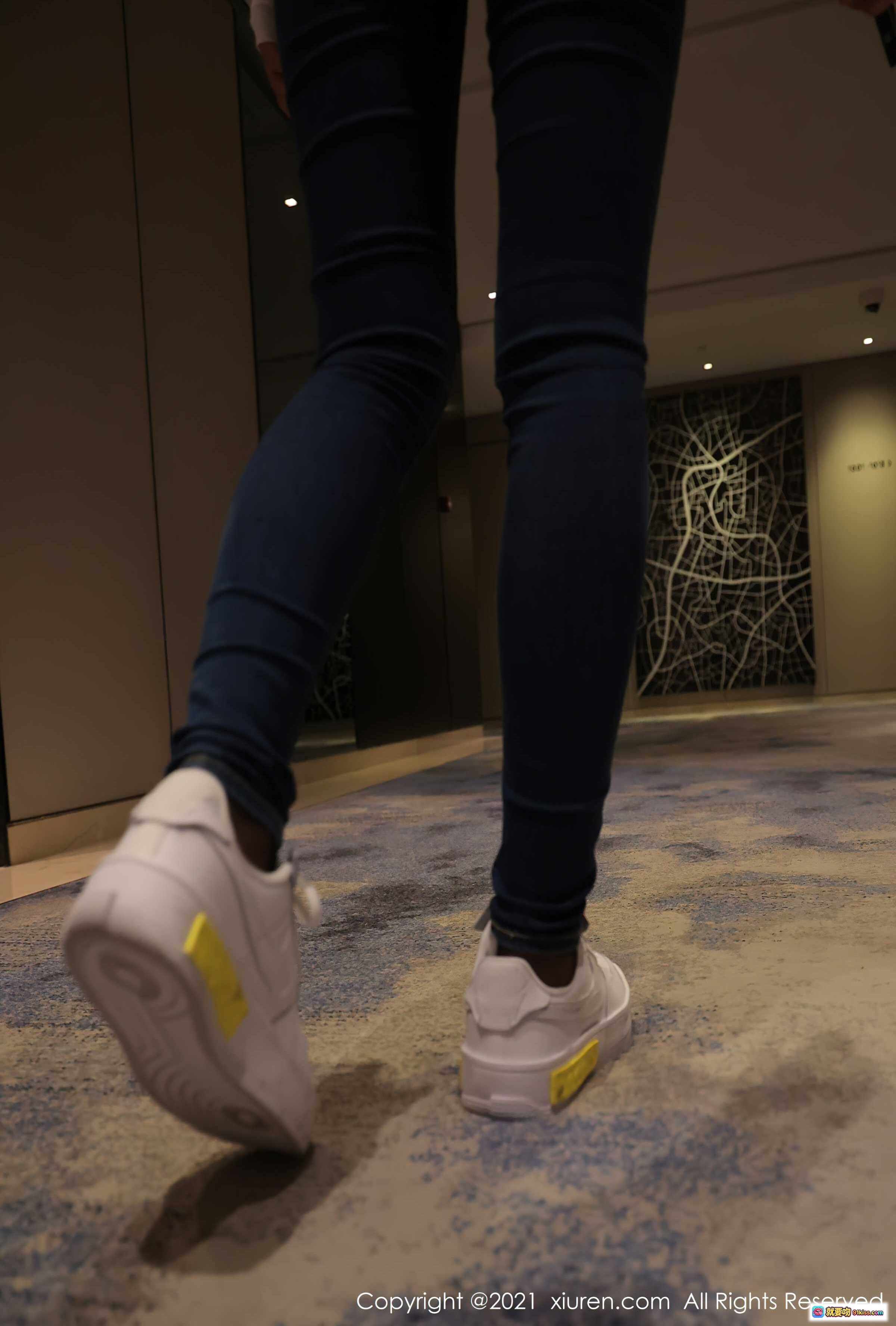 图片[8] - 蓝莓FY街拍写真｜白色防晒衣搭配牛仔裤｜都市时尚少女风｜XiuRen秀人网2021.09.16 No.3956 - 就要吻