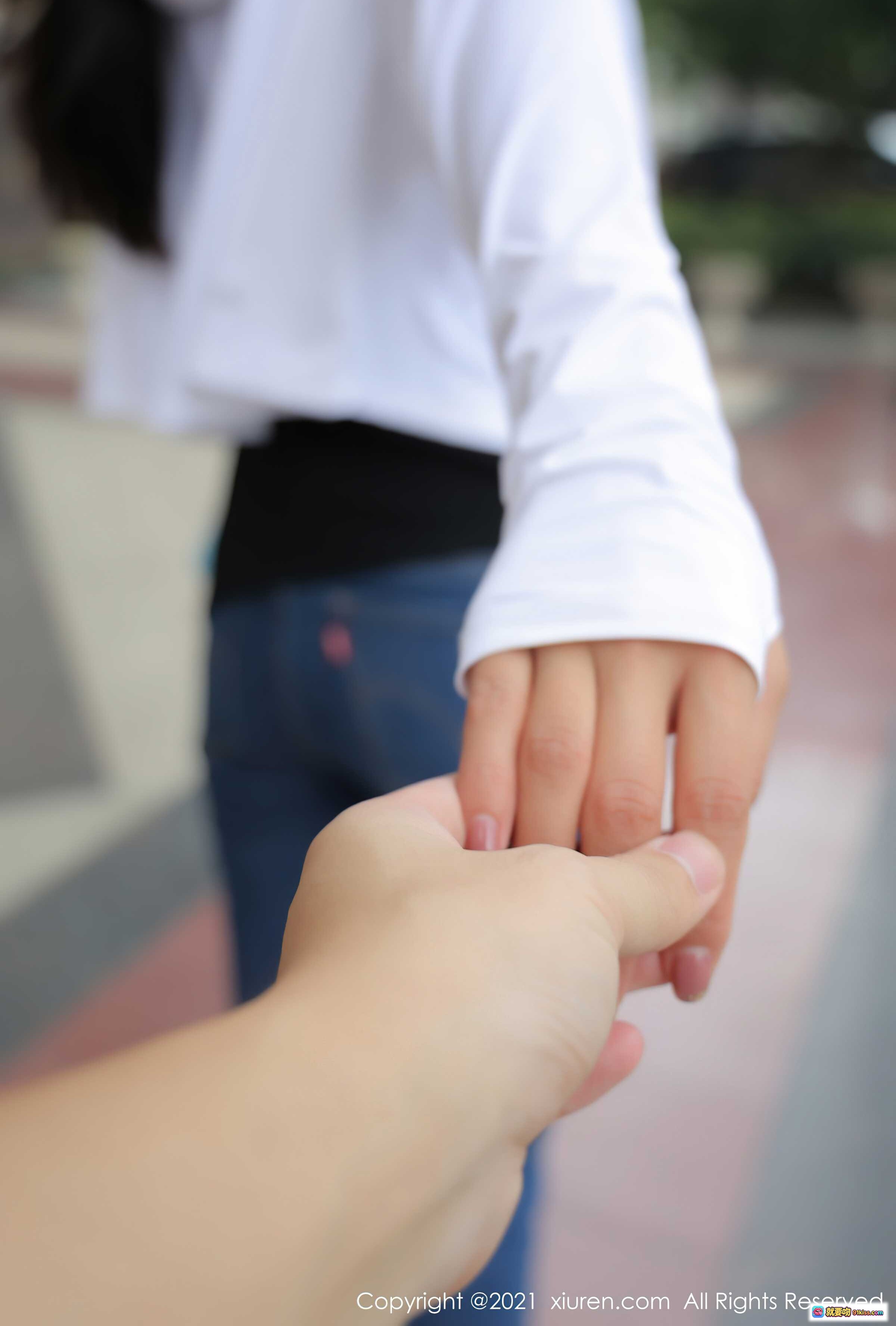 图片[2] - 蓝莓FY街拍写真｜白色防晒衣搭配牛仔裤｜都市时尚少女风｜XiuRen秀人网2021.09.16 No.3956 - 就要吻