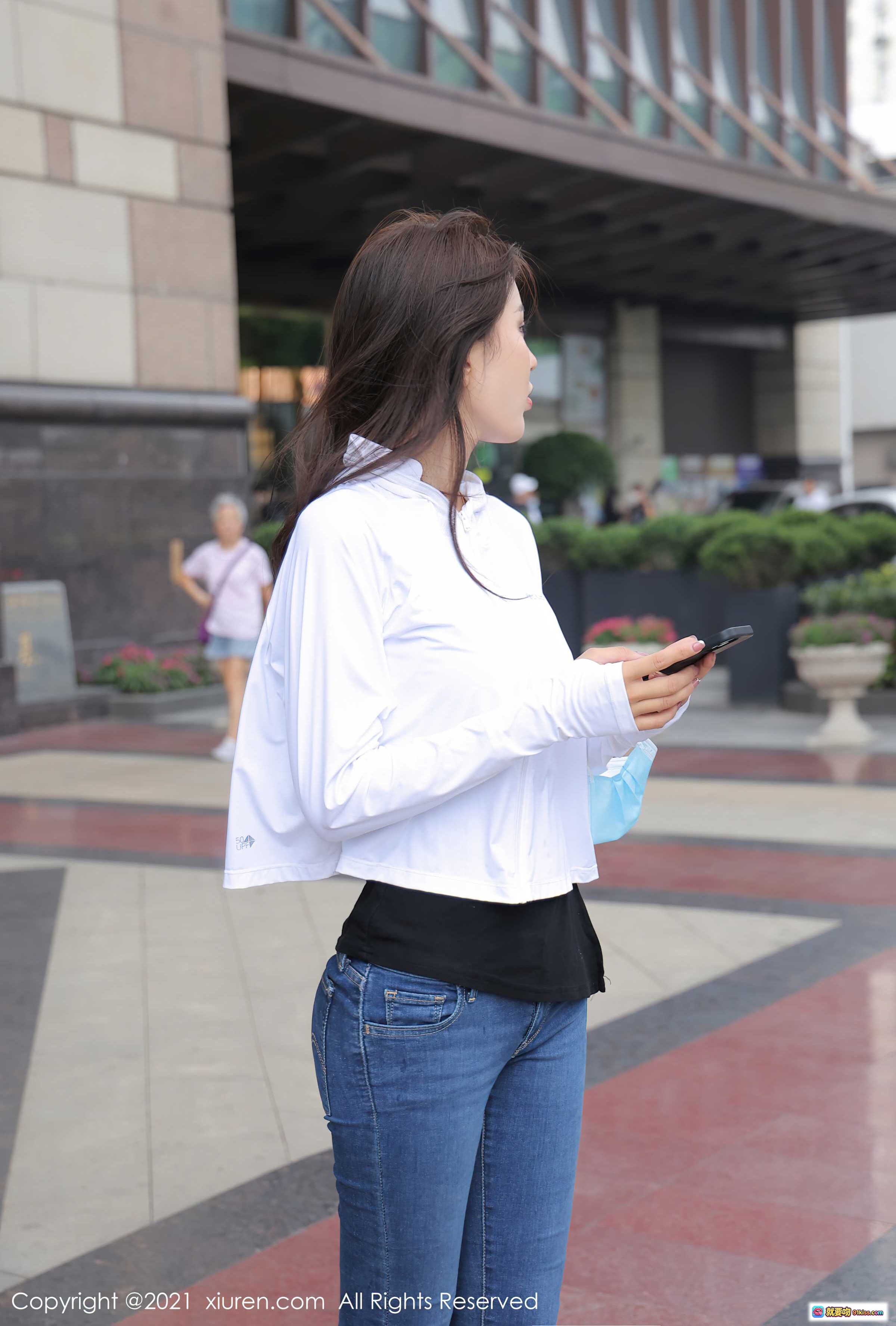 蓝莓FY街拍写真｜白色防晒衣搭配牛仔裤｜都市时尚少女风｜XiuRen秀人网2021.09.16 No.3956 - 就要吻