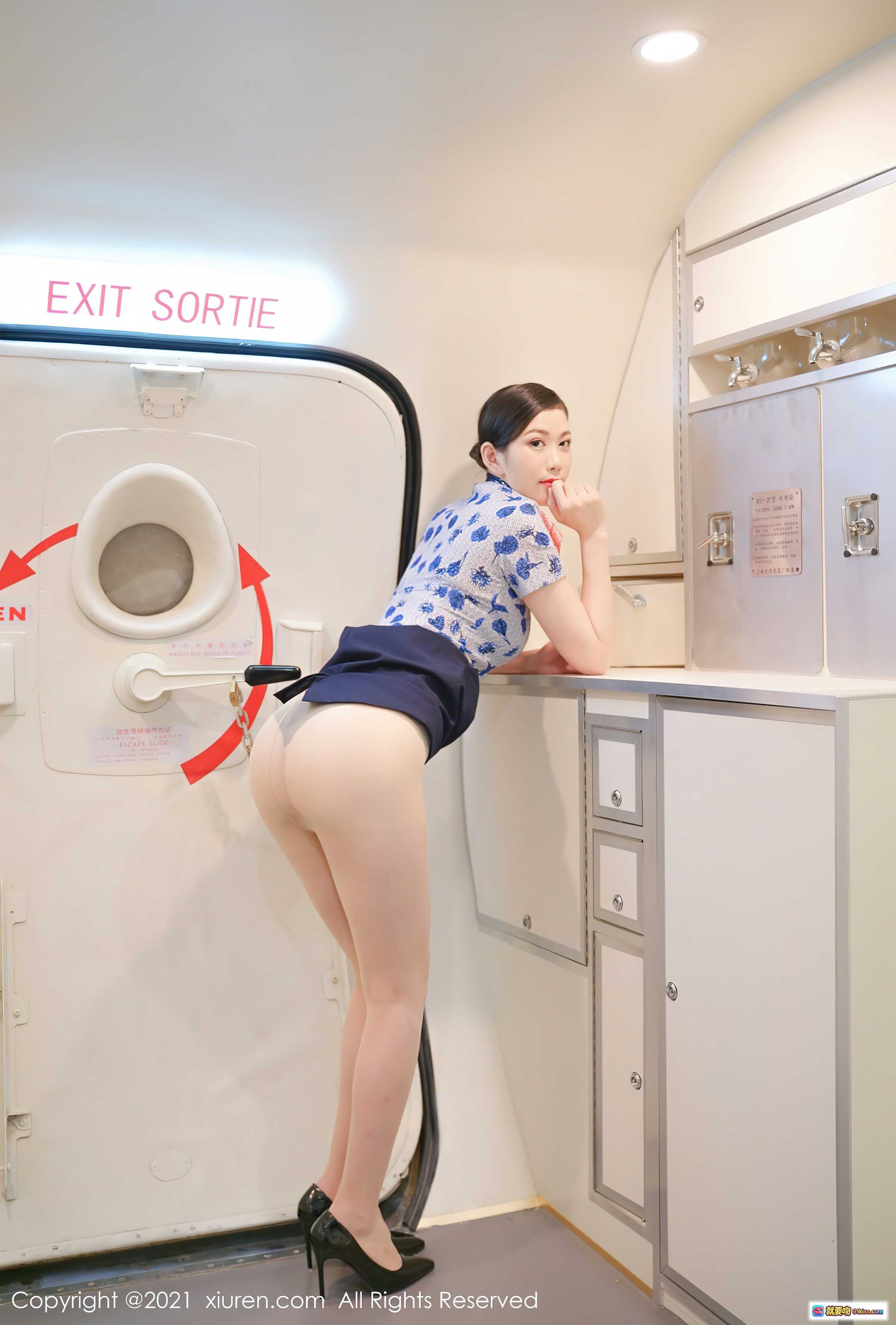 图片[3] - 李雅柔旗袍美臀写真 | XiuRen秀人网2021.09.15 No.3947 | 蓝白花纹短袖旗袍+肉色丝袜+高盘发造型 - 就要吻