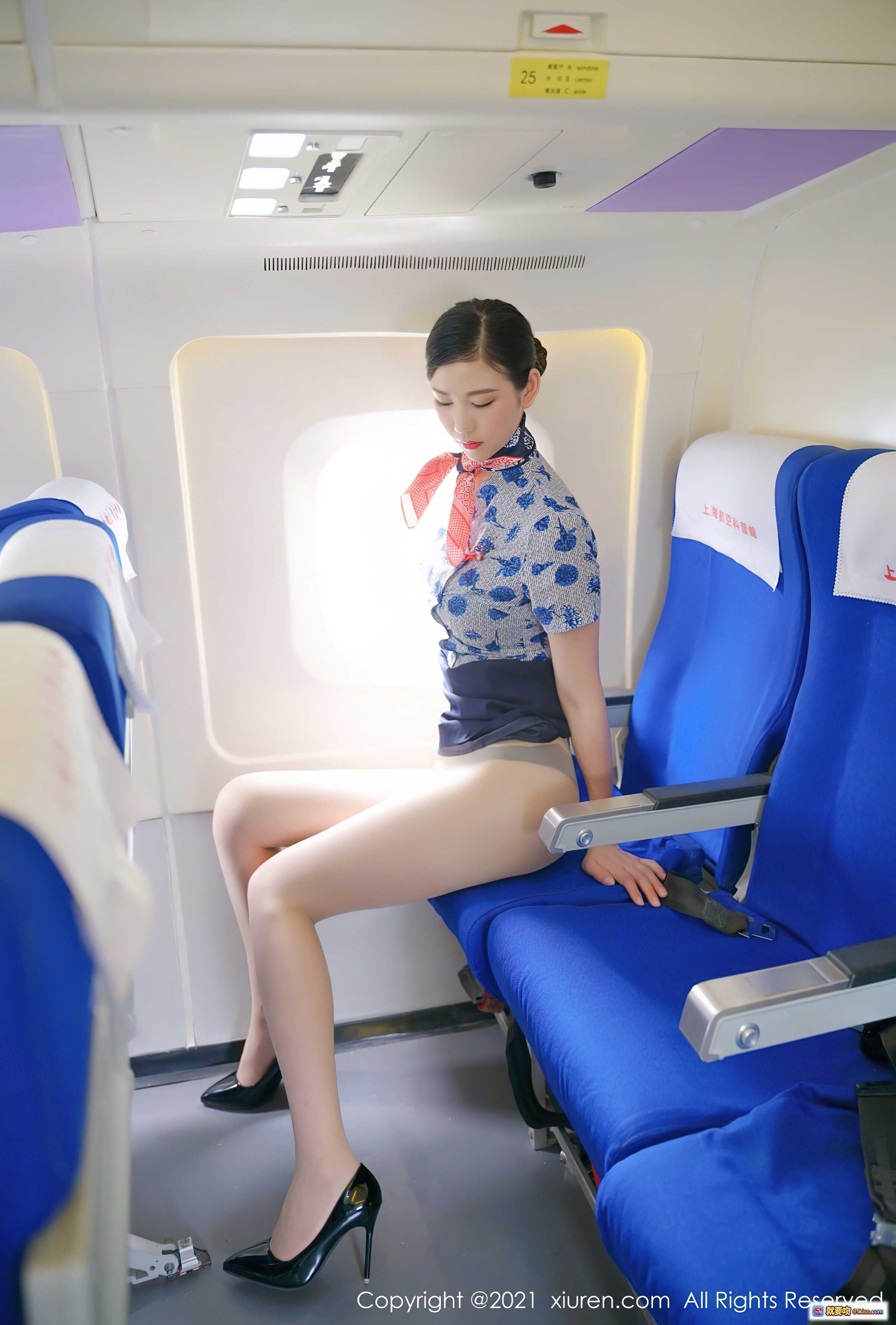 图片[8] - 李雅柔旗袍美臀写真 | XiuRen秀人网2021.09.15 No.3947 | 蓝白花纹短袖旗袍+肉色丝袜+高盘发造型 - 就要吻