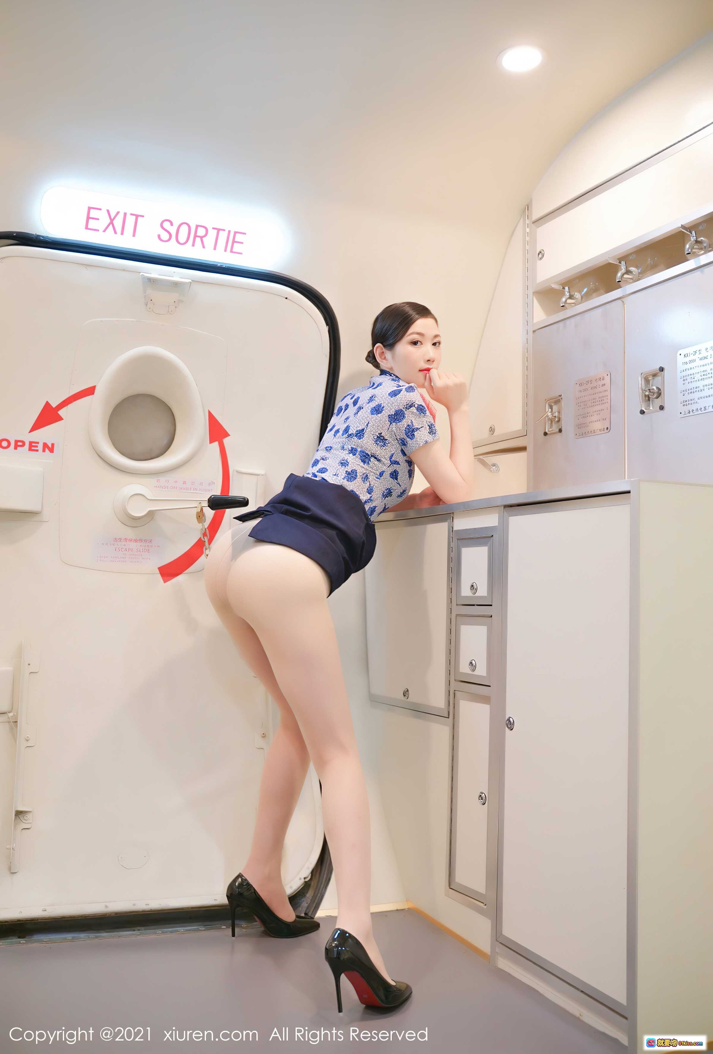 图片[4] - 李雅柔旗袍美臀写真 | XiuRen秀人网2021.09.15 No.3947 | 蓝白花纹短袖旗袍+肉色丝袜+高盘发造型 - 就要吻