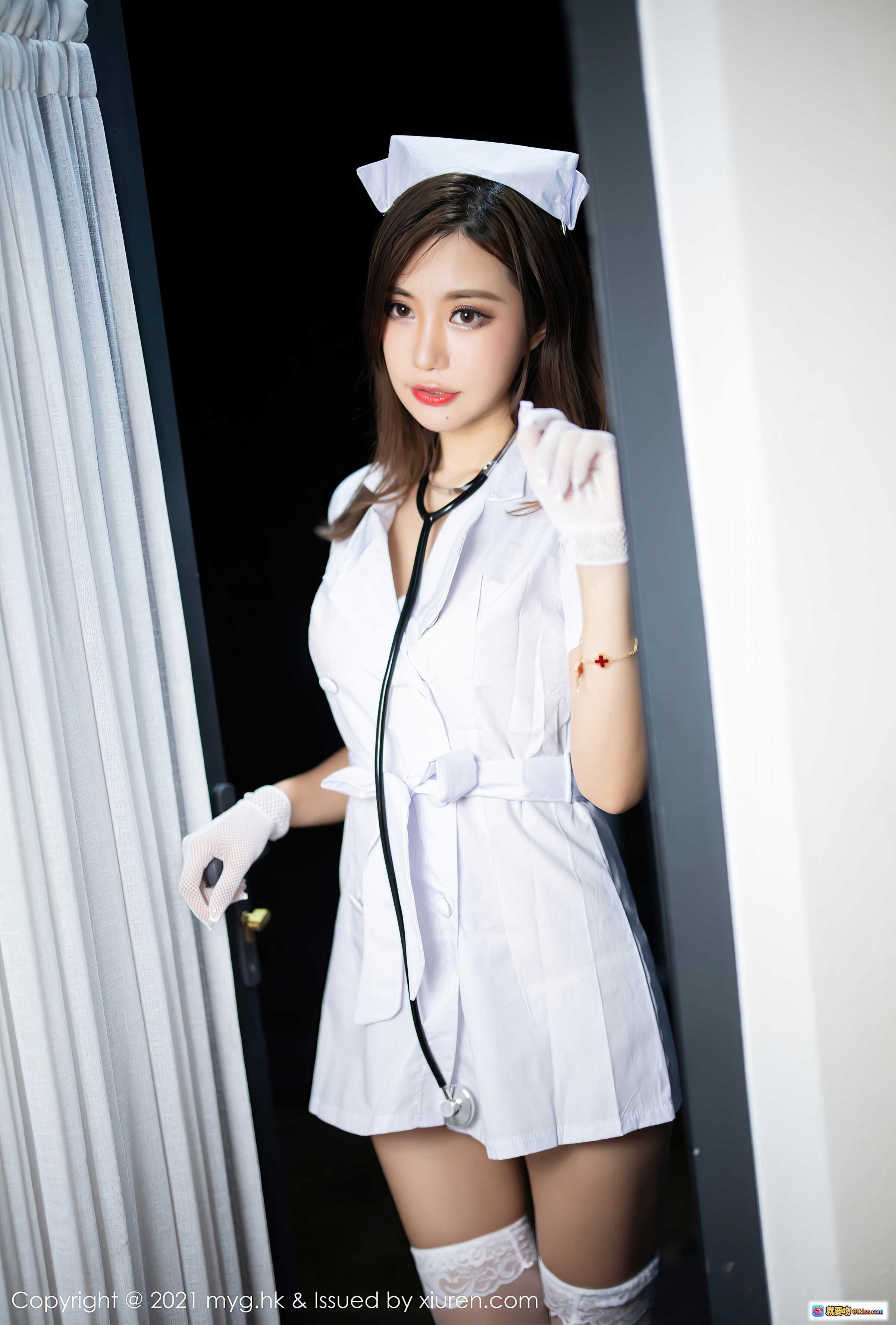 绮里嘉Carina杭州旅拍护士装写真 | 白色制服+蕾丝袜+听诊器 | MyGirl美媛馆VOL.578 - 就要吻