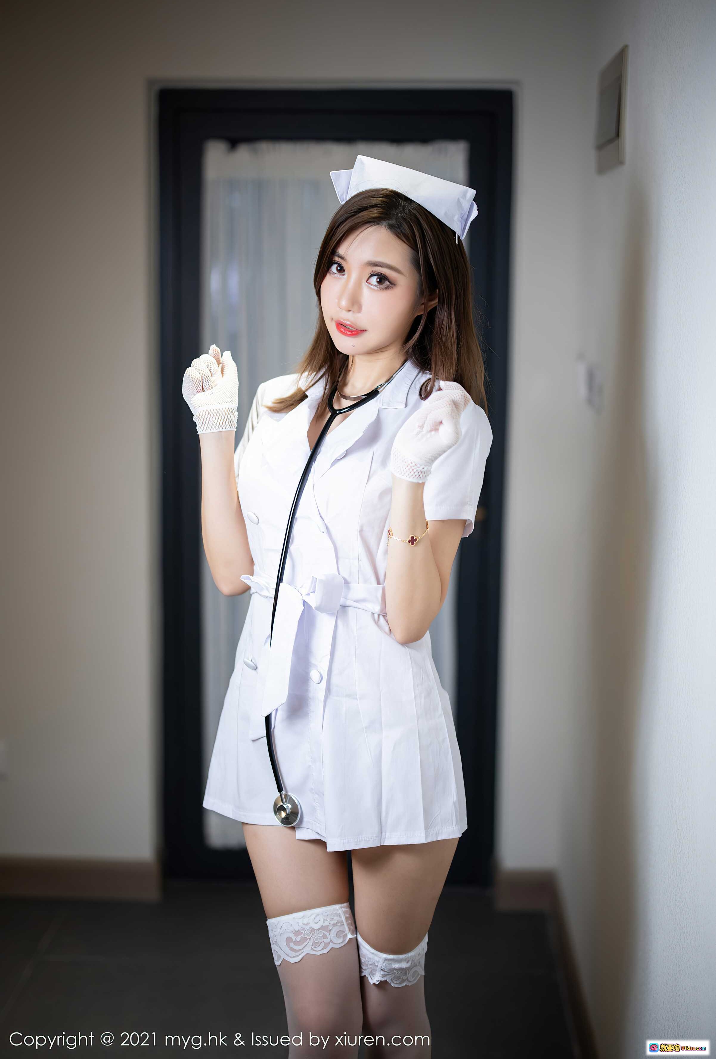 图片[8] - 绮里嘉Carina杭州旅拍护士装写真 | 白色制服+蕾丝袜+听诊器 | MyGirl美媛馆VOL.578 - 就要吻