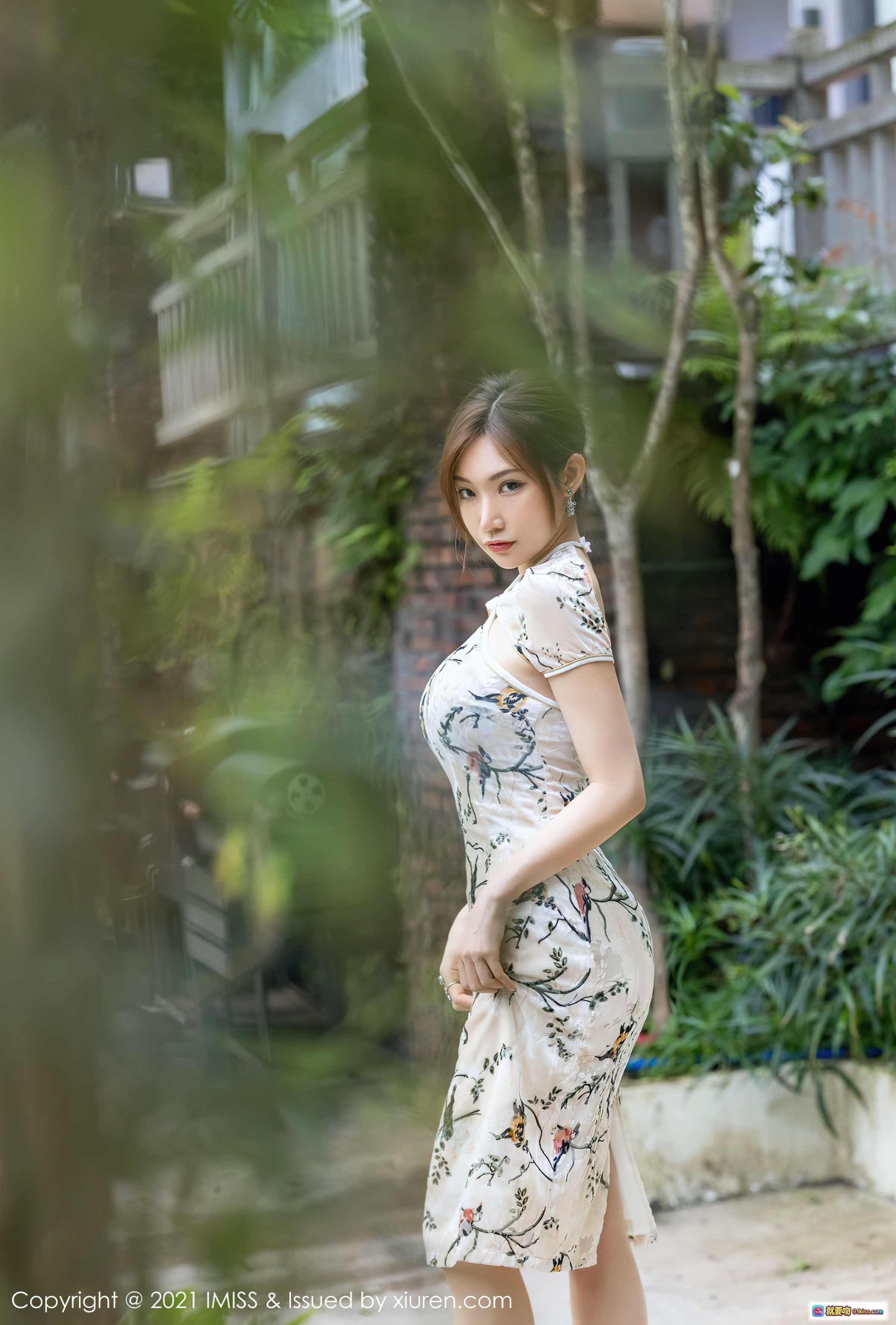 图片[7] - 小狐狸Kathryn旗袍写真 | 2021IMiss Vol.633 | 花鸟印花修身旗袍 | 户外绿植背景 | 优雅性感姿态 - 就要吻