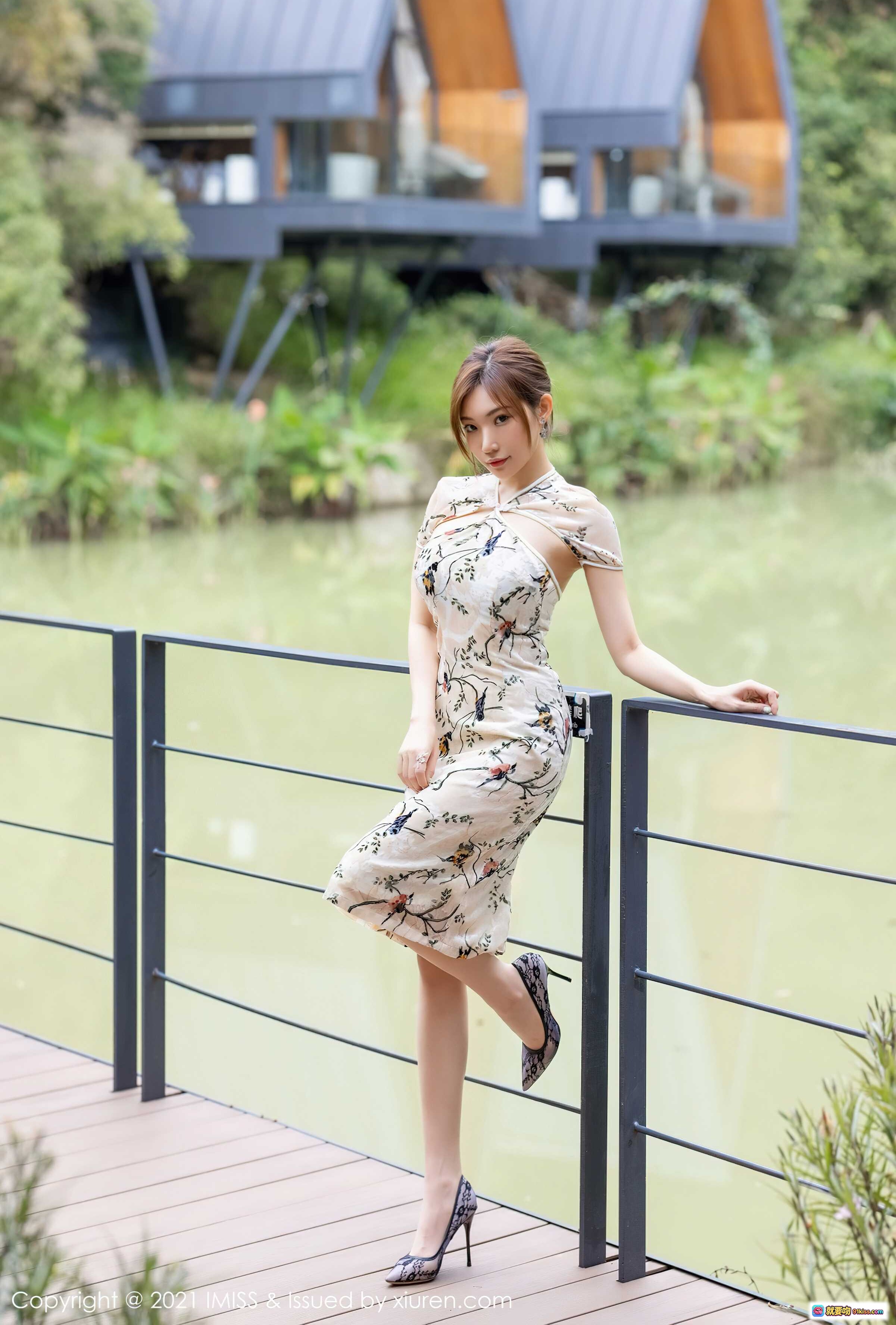 图片[9] - 小狐狸Kathryn旗袍写真 | 2021IMiss Vol.633 | 花鸟印花修身旗袍 | 户外绿植背景 | 优雅性感姿态 - 就要吻