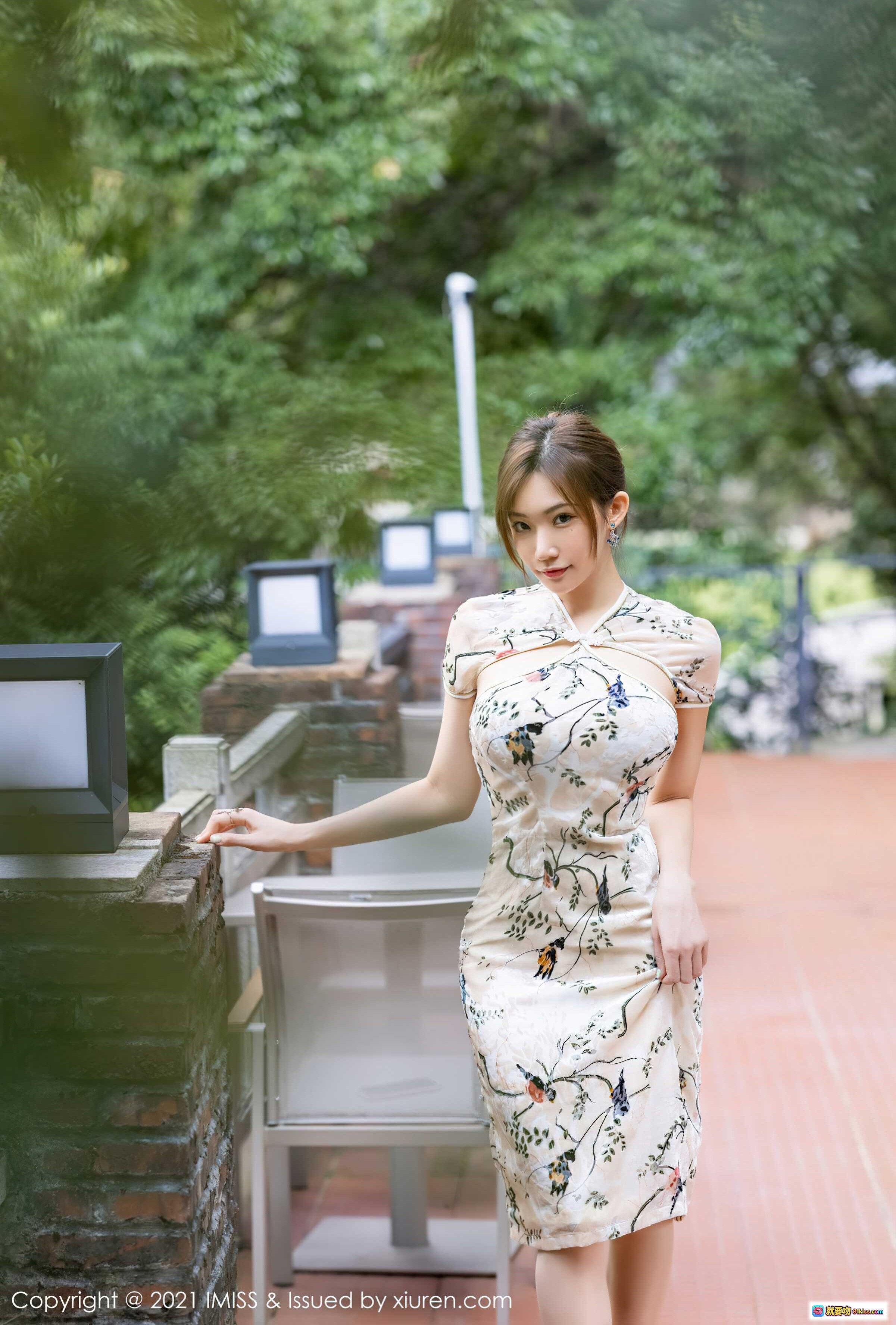 图片[3] - 小狐狸Kathryn旗袍写真 | 2021IMiss Vol.633 | 花鸟印花修身旗袍 | 户外绿植背景 | 优雅性感姿态 - 就要吻