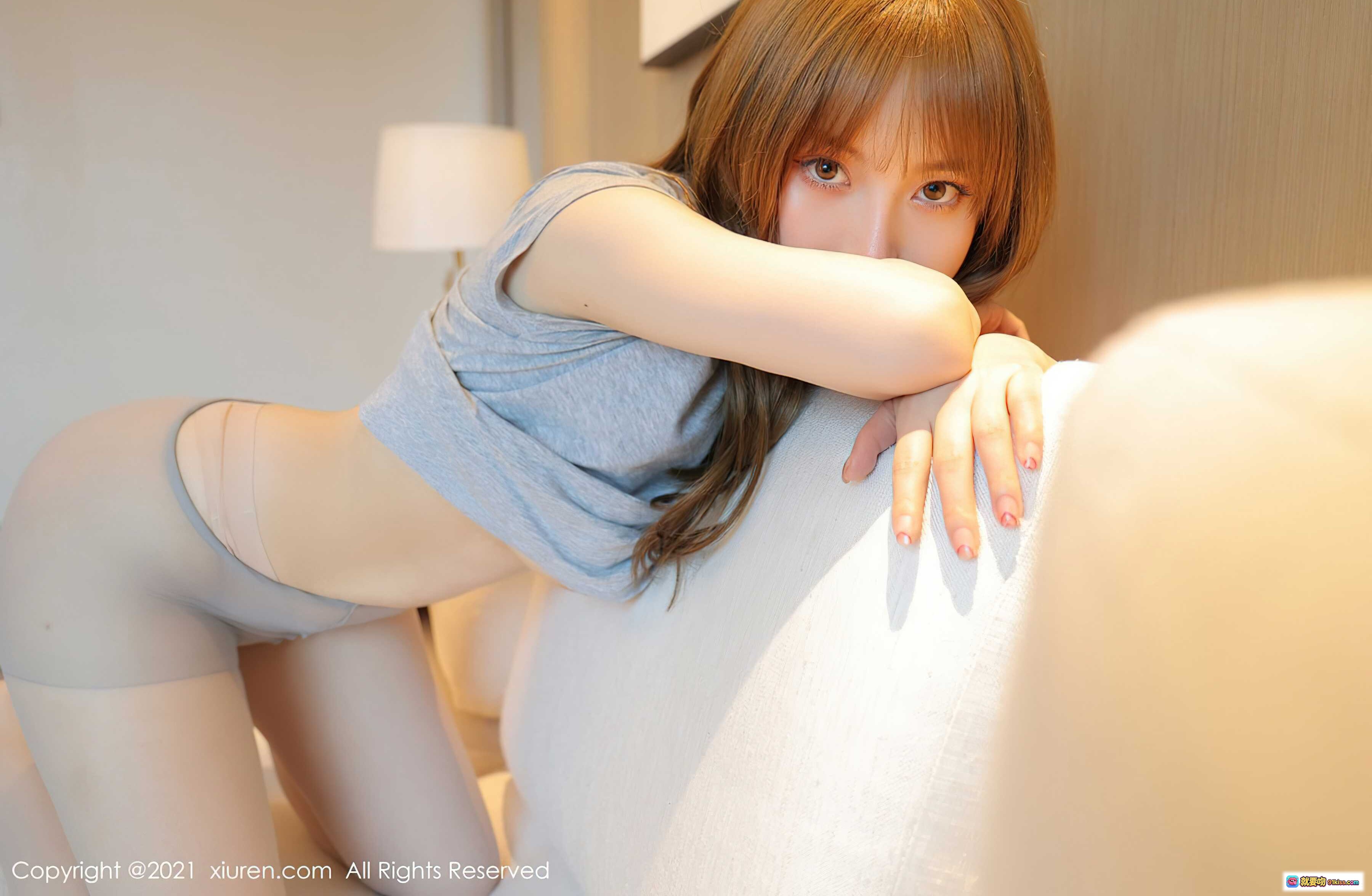 图片[2] - XiuRen秀人网2021.09.22 No.3974 豆瓣酱 白丝美臀 侧卧姿态 清新居家风 高清写真图集 - 就要吻