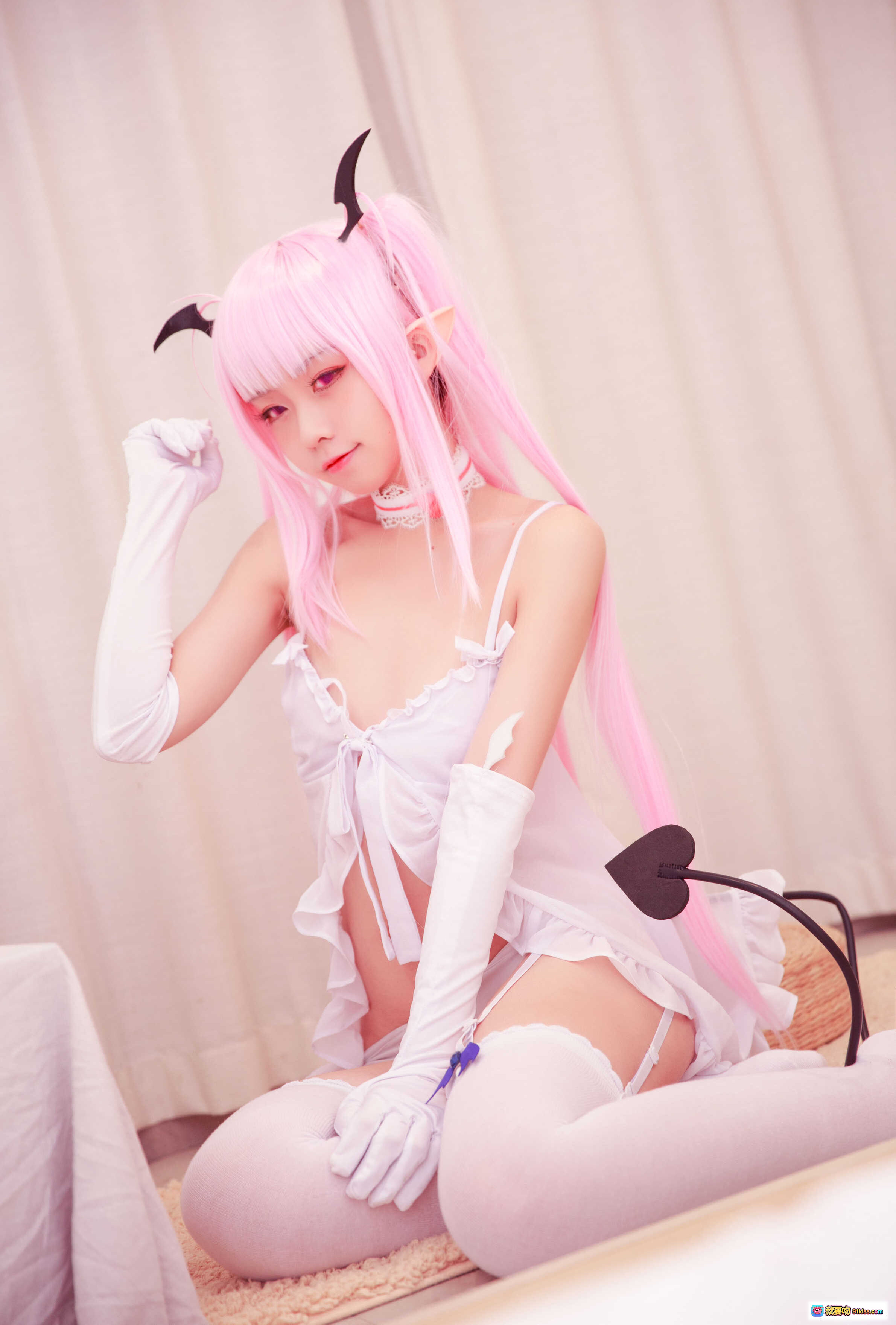 图片[3] - 粉发恶魔少女cosplay写真 – 露露姆角色扮演 白色蕾丝内衣+恶魔角+心形尾巴+长手套 甜美诱惑风 - 就要吻
