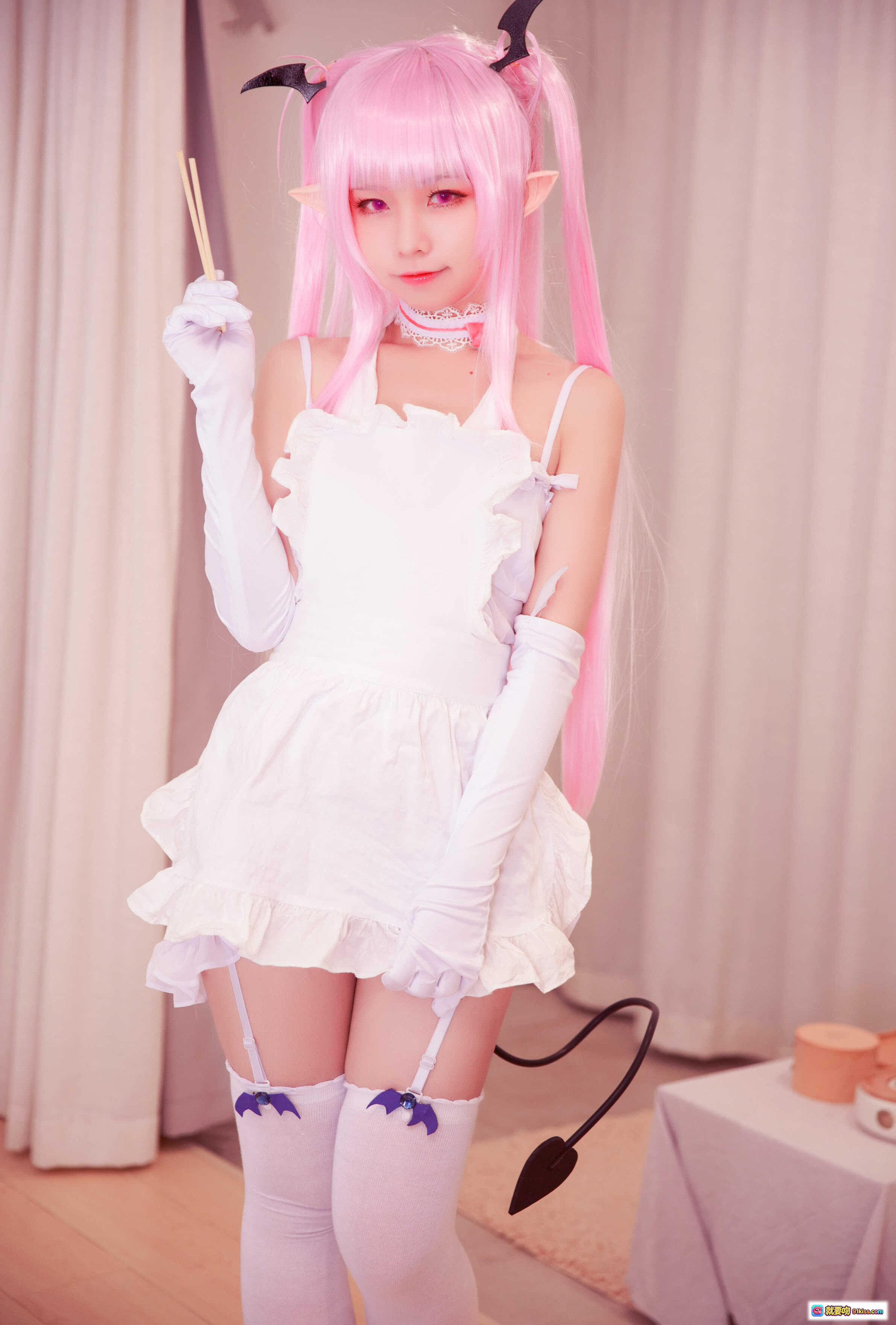 图片[9] - 粉发恶魔少女cosplay写真 – 露露姆角色扮演 白色蕾丝内衣+恶魔角+心形尾巴+长手套 甜美诱惑风 - 就要吻