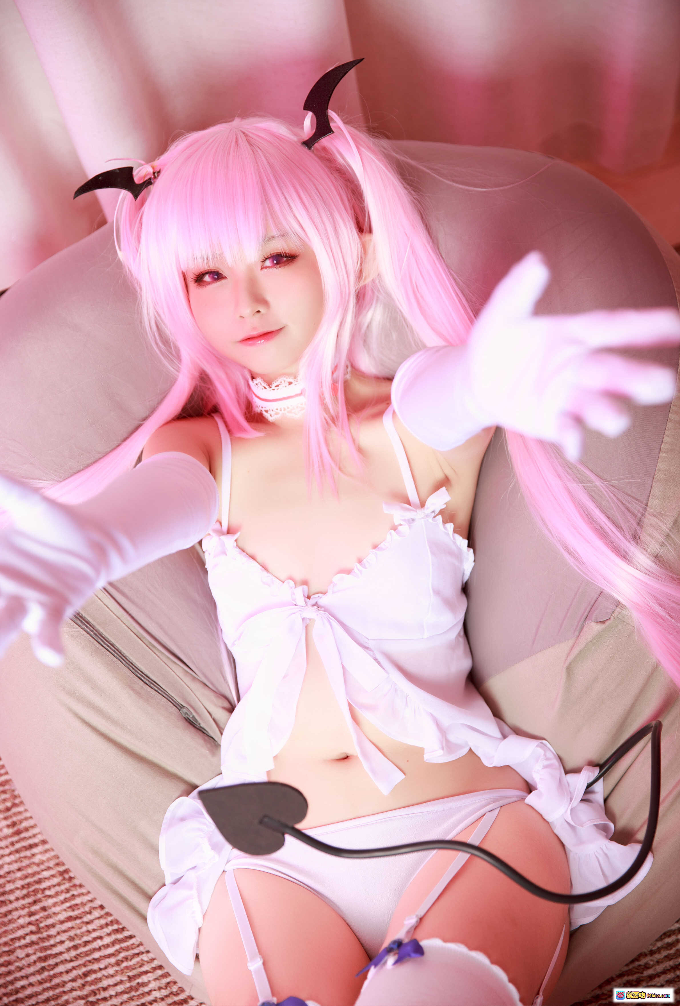 图片[1] - 粉发恶魔少女cosplay写真 – 露露姆角色扮演 白色蕾丝内衣+恶魔角+心形尾巴+长手套 甜美诱惑风 - 就要吻