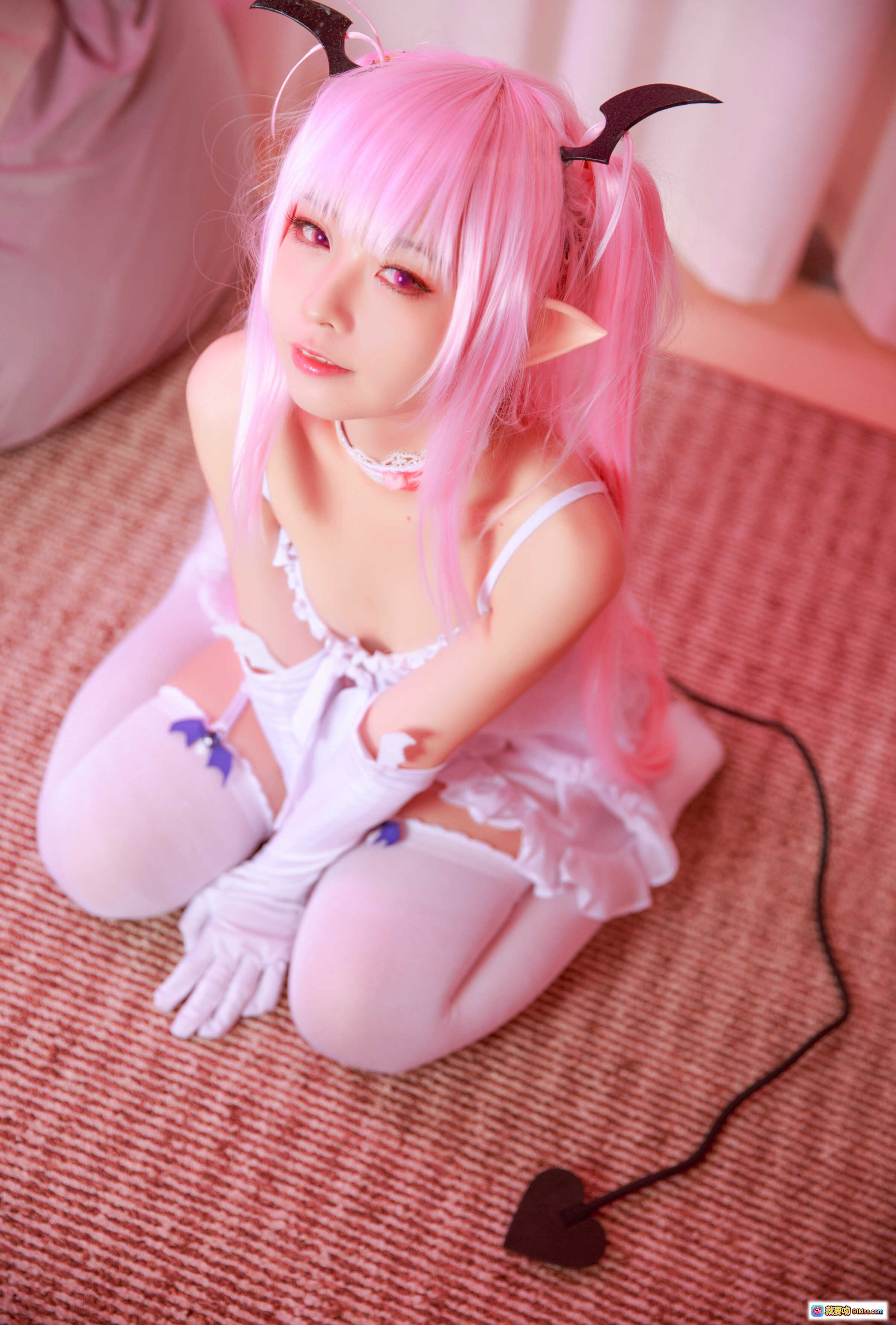 图片[10] - 粉发恶魔少女cosplay写真 – 露露姆角色扮演 白色蕾丝内衣+恶魔角+心形尾巴+长手套 甜美诱惑风 - 就要吻