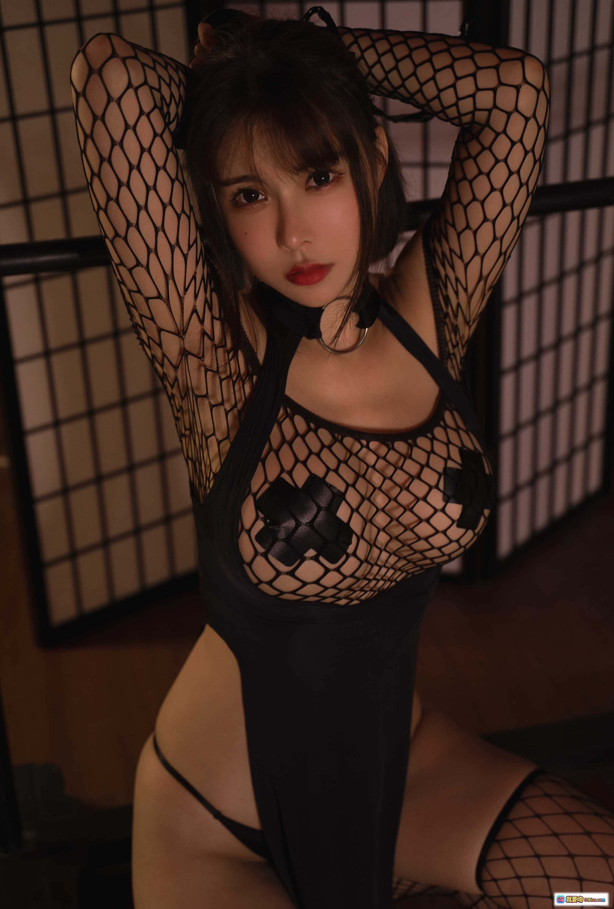 图片[9] - 亚马逊鲶鱼NO.002忍者写真：黑网袜+露肩渔网装+皮革手套+日式格栅背景性感私房照 - 就要吻