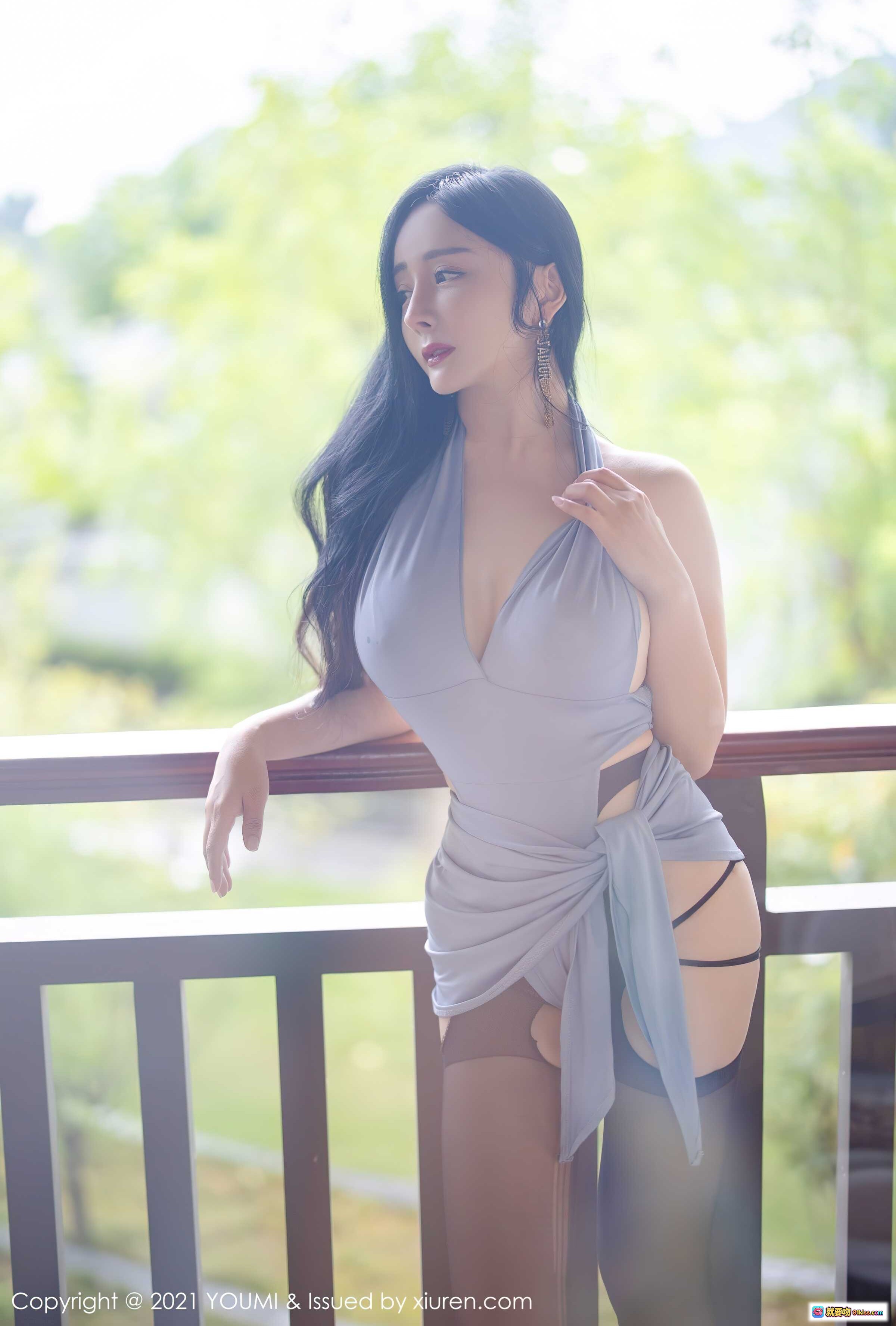 图片[4] - YOUMI允爾2021.09.24 Vol.697 灰色深V连衣裙+黑色丝袜+闪亮高跟鞋阳台写真54P - 就要吻