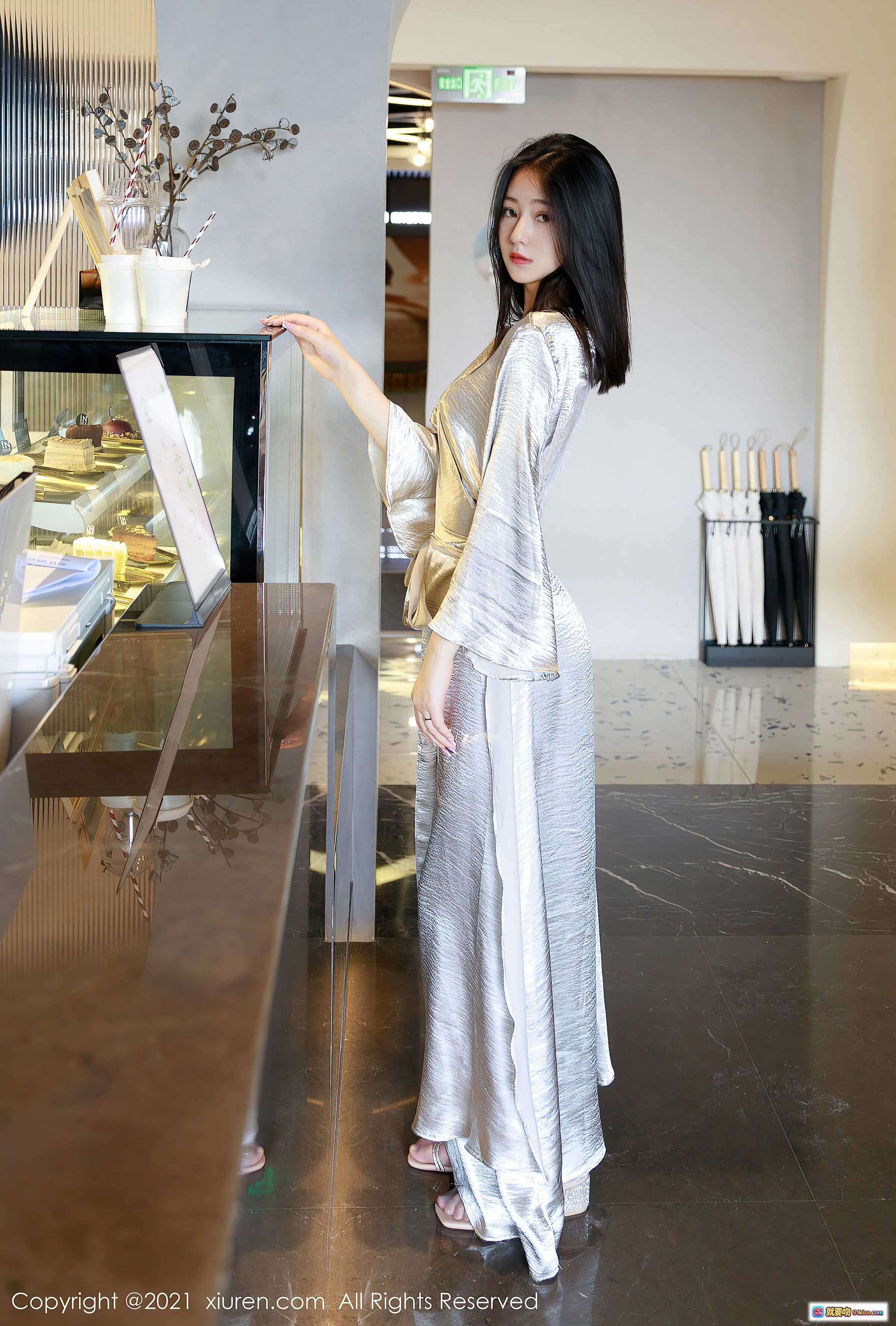 熊小诺银色长裙优雅写真 | XiuRen秀人网2021.06.15 No.3542 | 高清室内人像摄影 | 时尚气质美女穿搭展示 - 就要吻