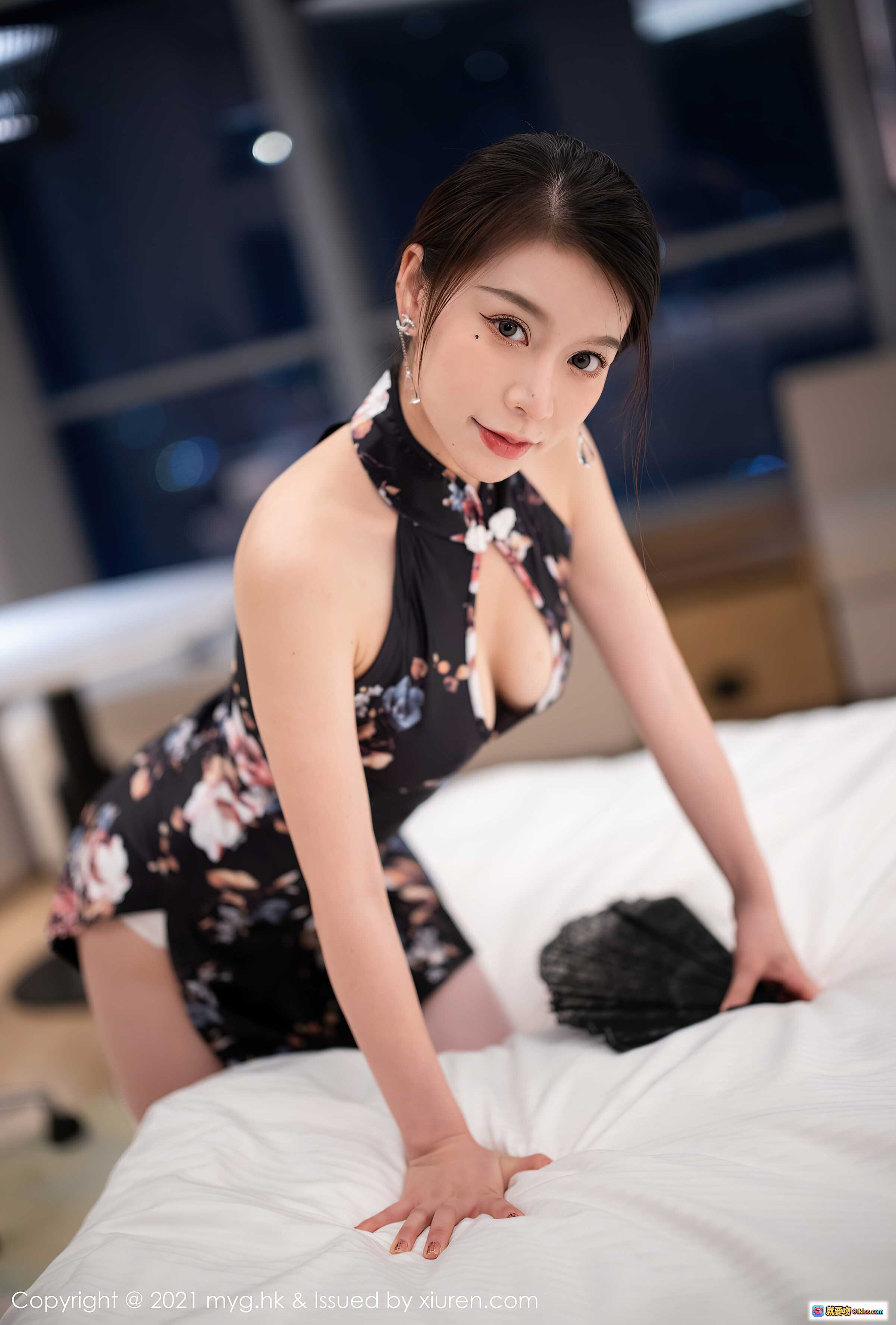 图片[10] - MyGirl美媛馆VOL.580 vetiver嘉宝贝儿杭州旅拍 黑色花卉旗袍高开叉 白丝美腿 镜前回眸优雅性感写真 - 就要吻