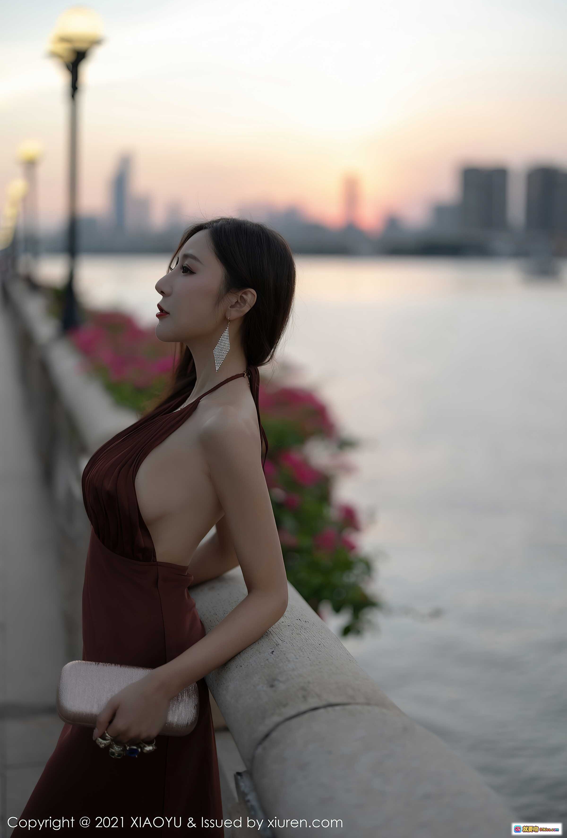 图片[1] - 王馨瑶yanni夕阳江畔写真｜深V酒红礼服优雅侧颜｜都市天际线背景｜精致耳饰手包搭配｜XIAOYU Vol.590高清美图 - 就要吻