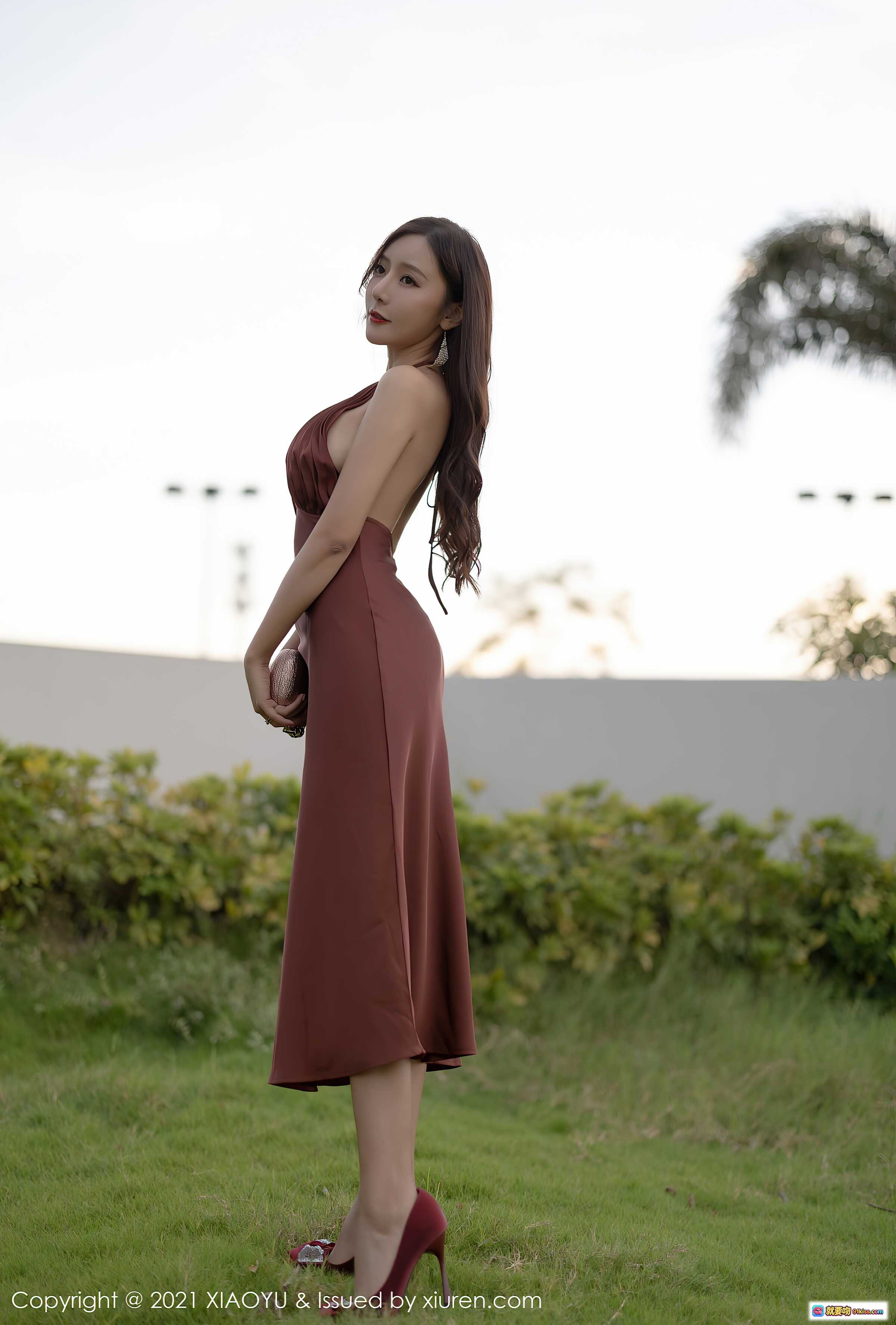 图片[5] - 王馨瑶yanni夕阳江畔写真｜深V酒红礼服优雅侧颜｜都市天际线背景｜精致耳饰手包搭配｜XIAOYU Vol.590高清美图 - 就要吻