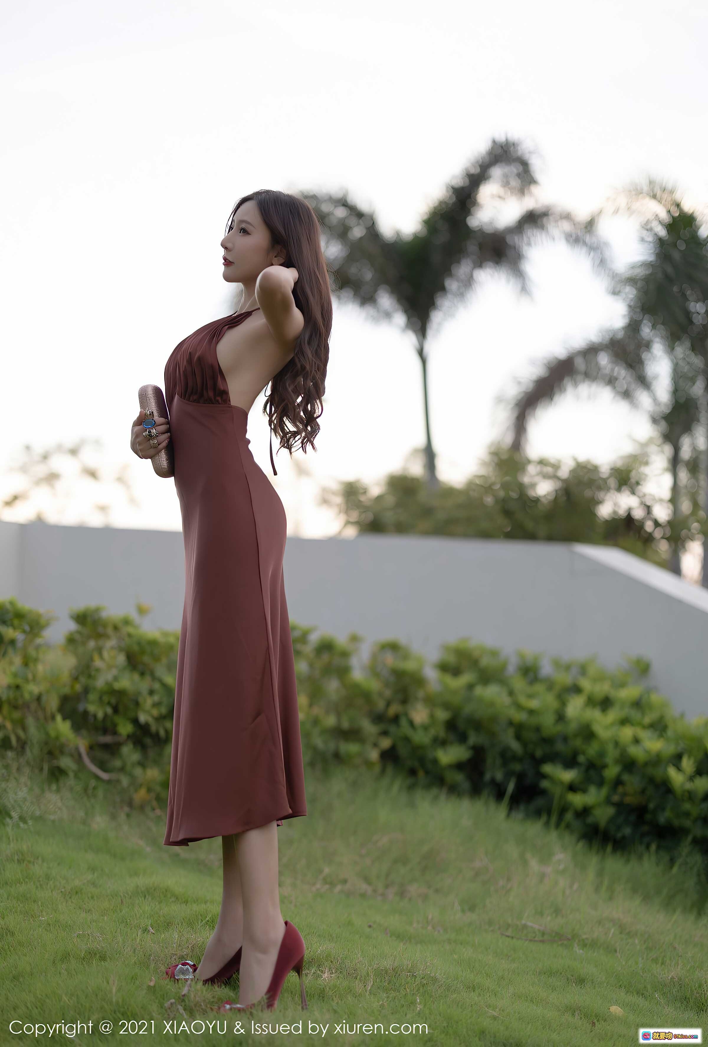 图片[6] - 王馨瑶yanni夕阳江畔写真｜深V酒红礼服优雅侧颜｜都市天际线背景｜精致耳饰手包搭配｜XIAOYU Vol.590高清美图 - 就要吻