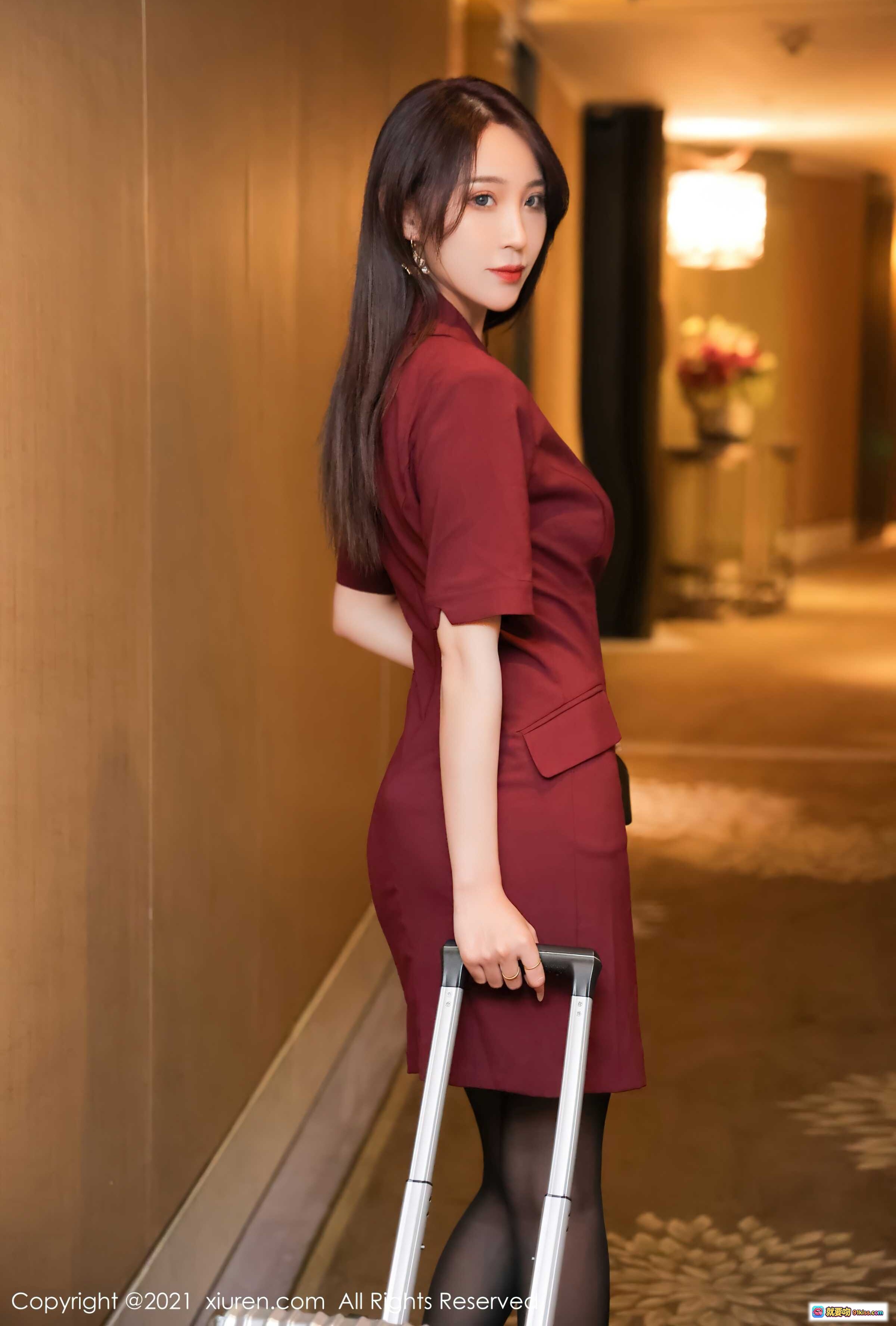图片[1] - 周慕汐baby酒店走廊红裙黑丝写真 | XiuRen秀人网2021.08.27 No.3863优雅气质美拍 - 就要吻