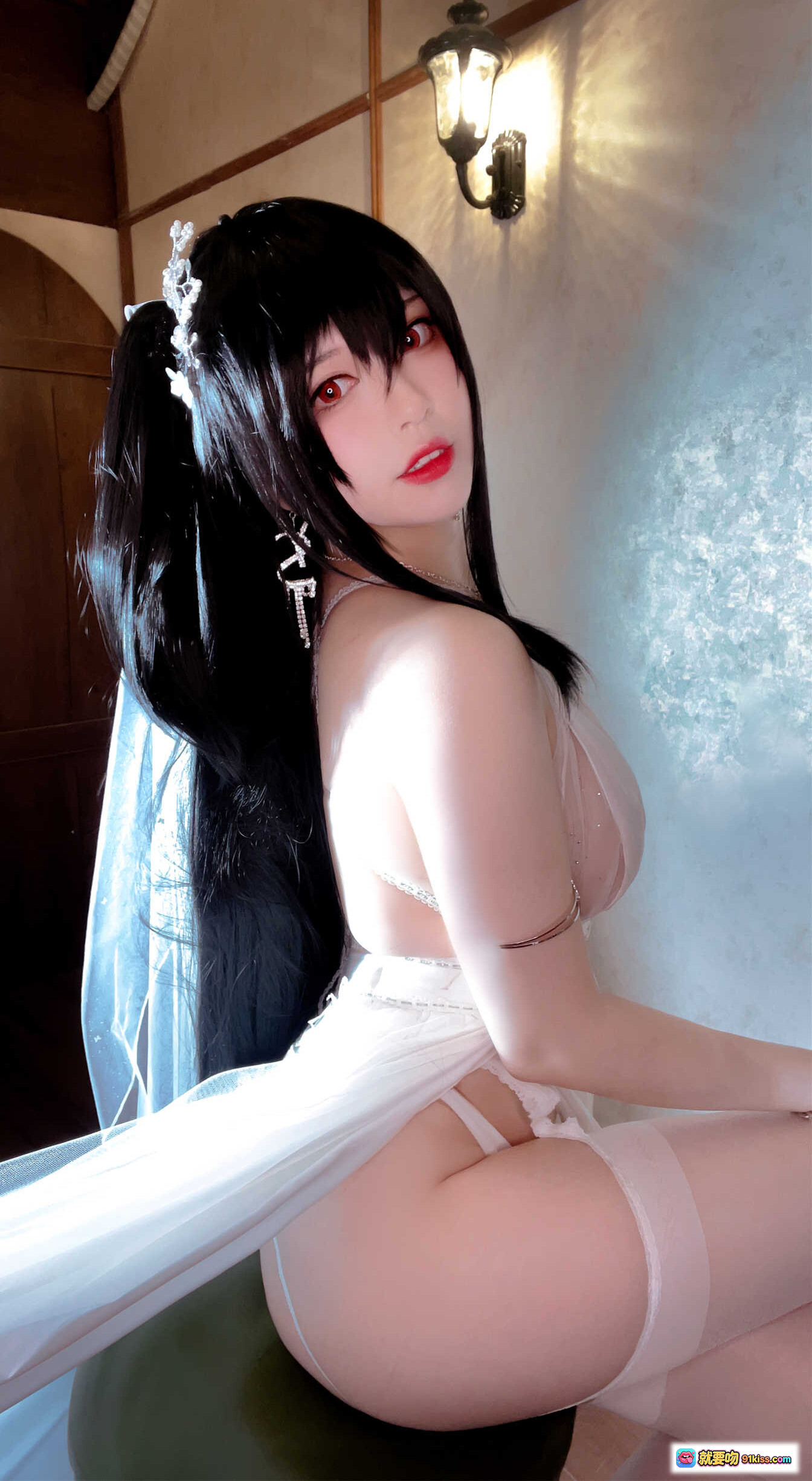 图片[1] - 半半子NO.049大凤花嫁cos写真·黑发红瞳白纱裙·精致耳饰高马尾·室内暖光氛围感美图 - 就要吻