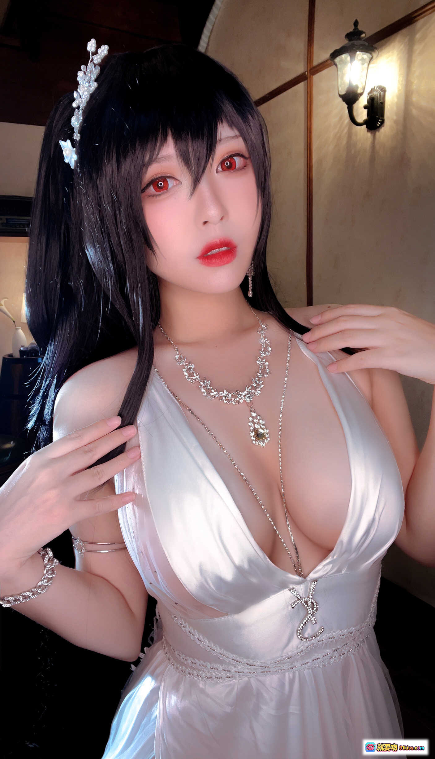 图片[4] - 半半子NO.049大凤花嫁cos写真·黑发红瞳白纱裙·精致耳饰高马尾·室内暖光氛围感美图 - 就要吻