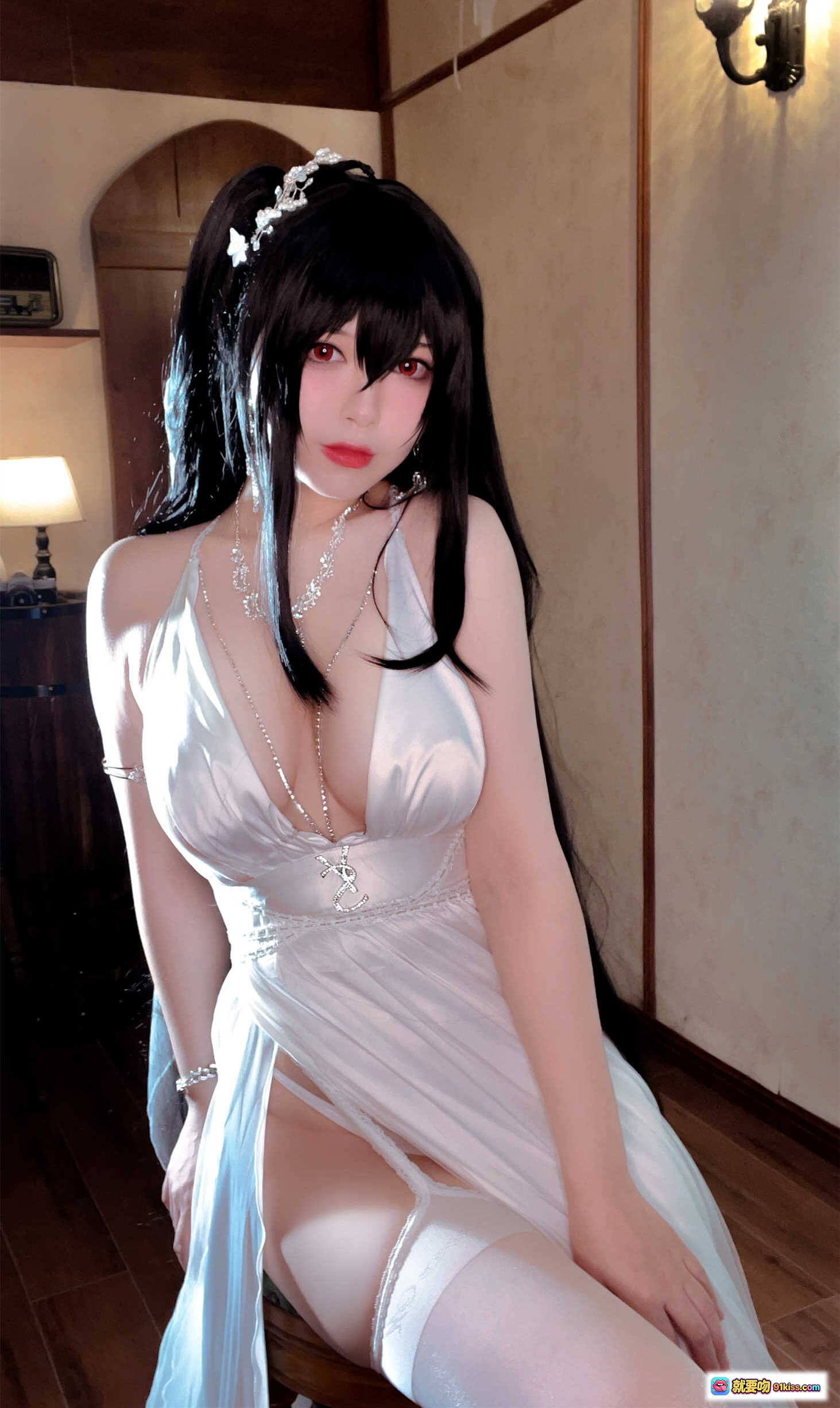 图片[9] - 半半子NO.049大凤花嫁cos写真·黑发红瞳白纱裙·精致耳饰高马尾·室内暖光氛围感美图 - 就要吻
