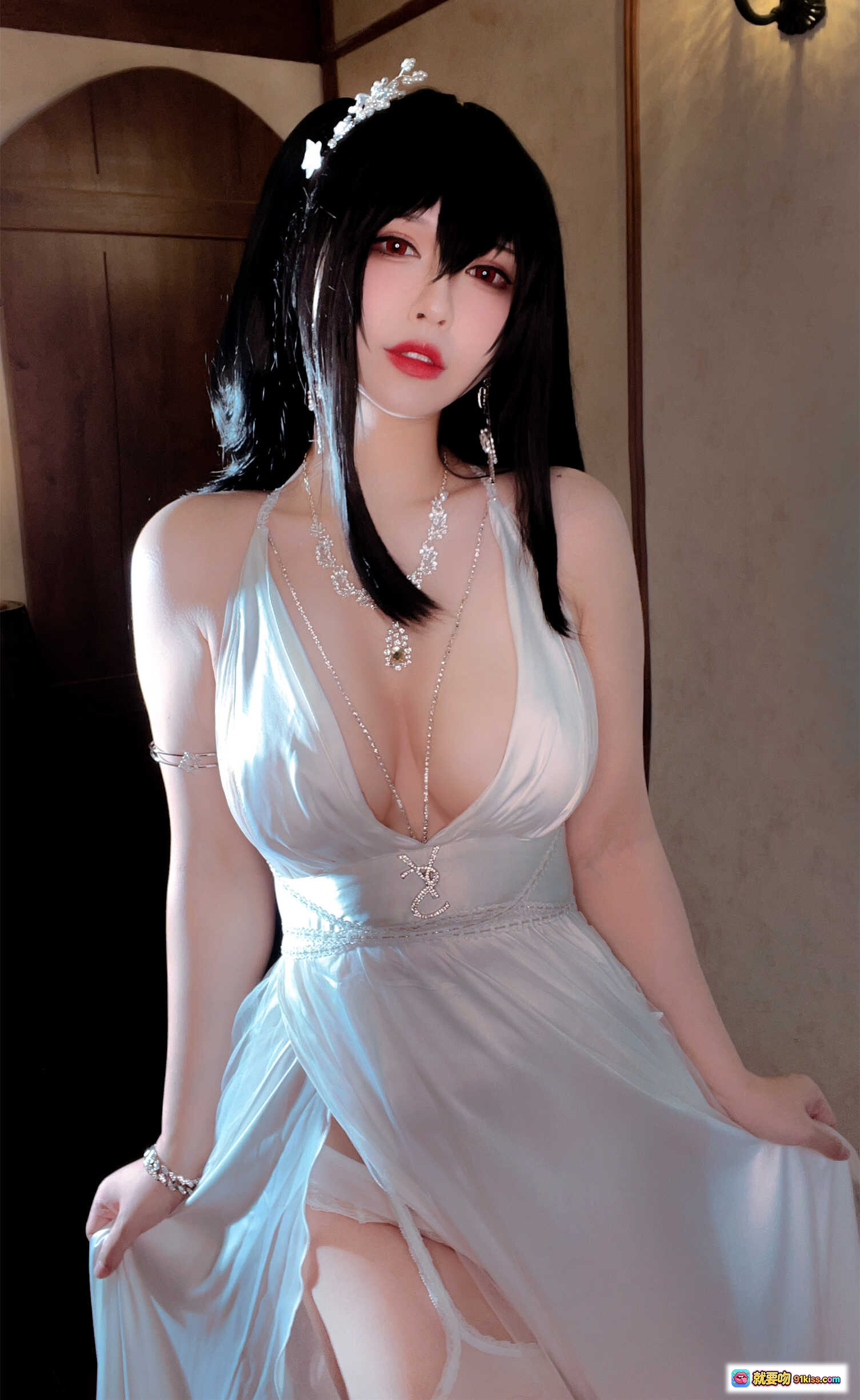 图片[6] - 半半子NO.049大凤花嫁cos写真·黑发红瞳白纱裙·精致耳饰高马尾·室内暖光氛围感美图 - 就要吻